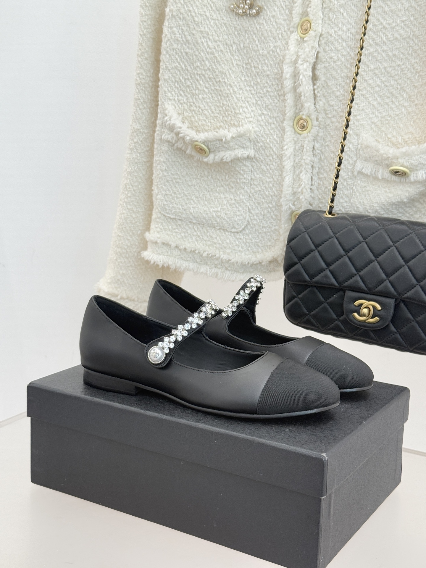 CHANE* ｜小香经典水钻一字带拼色玛丽珍鞋这双玛丽珍鞋以复古玛丽珍为基底用拼色美学重构优雅秩序。经典