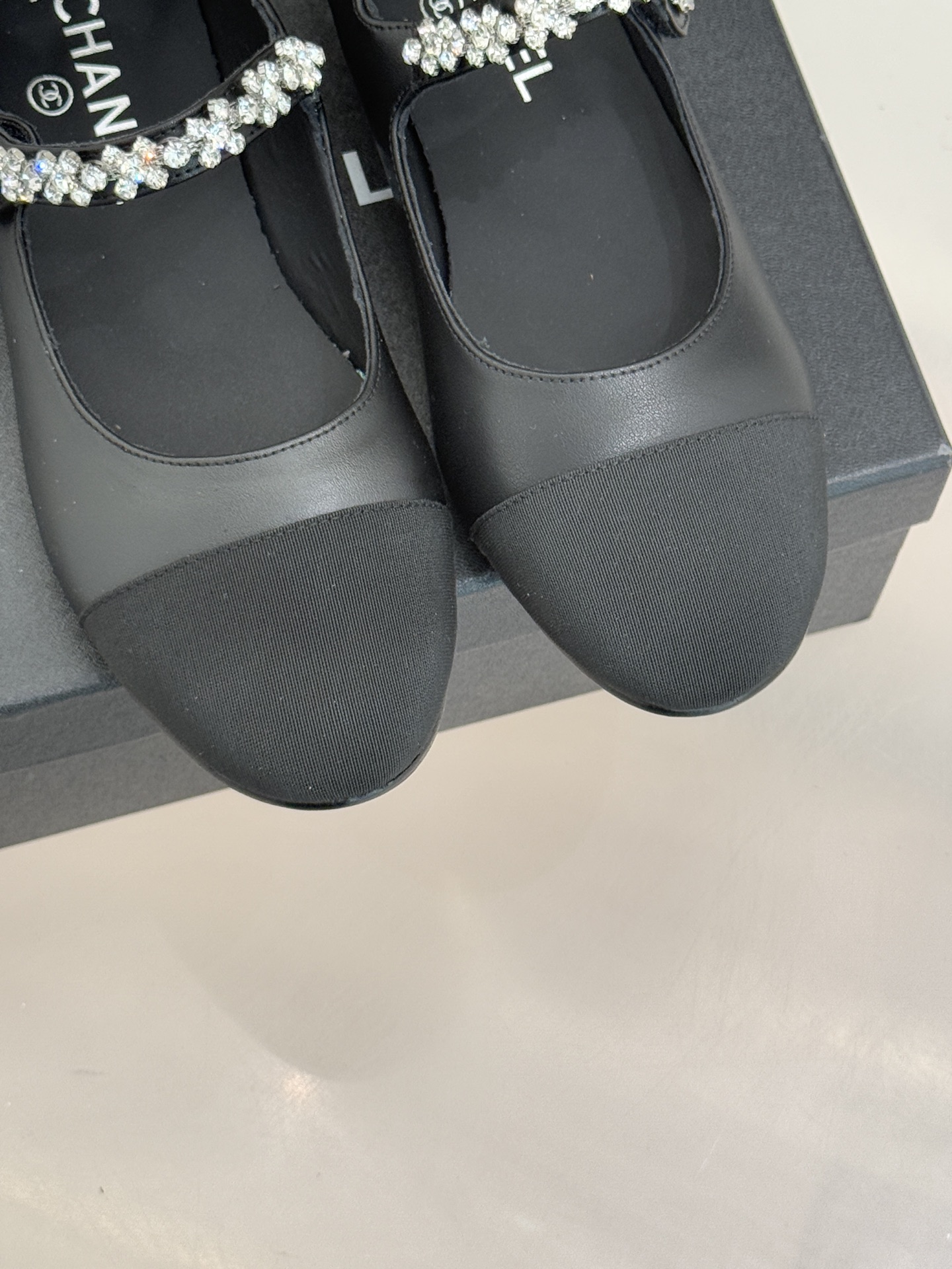 CHANE* ｜小香经典水钻一字带拼色玛丽珍鞋这双玛丽珍鞋以复古玛丽珍为基底用拼色美学重构优雅秩序。经典