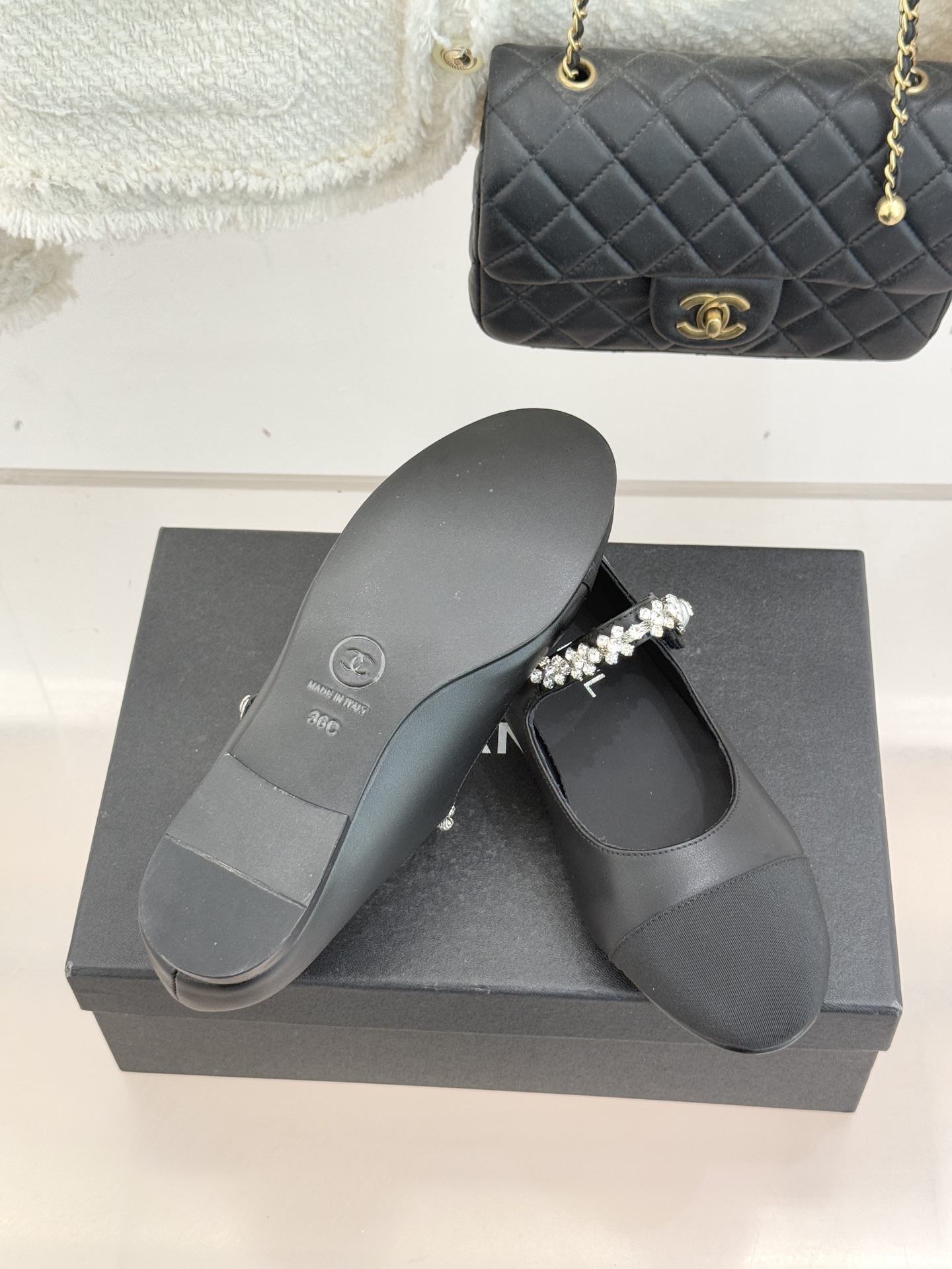 CHANE* ｜小香经典水钻一字带拼色玛丽珍鞋这双玛丽珍鞋以复古玛丽珍为基底用拼色美学重构优雅秩序。经典