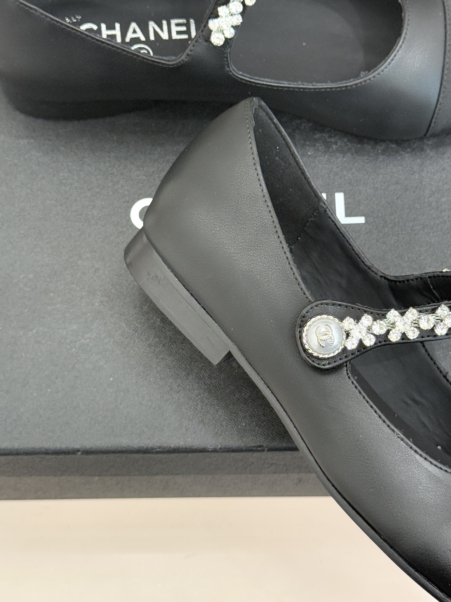 CHANE* ｜小香经典水钻一字带拼色玛丽珍鞋这双玛丽珍鞋以复古玛丽珍为基底用拼色美学重构优雅秩序。经典