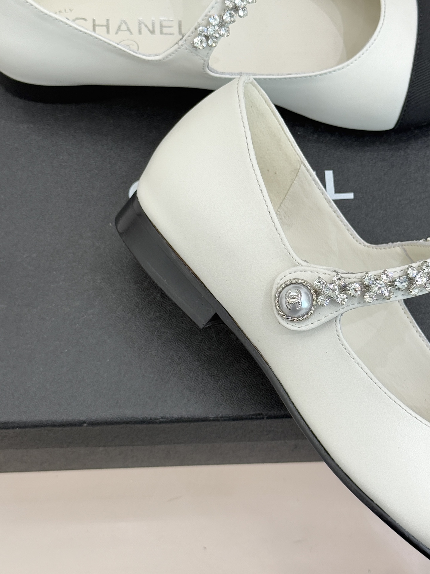 CHANE* ｜小香经典水钻一字带拼色玛丽珍鞋这双玛丽珍鞋以复古玛丽珍为基底用拼色美学重构优雅秩序。经典