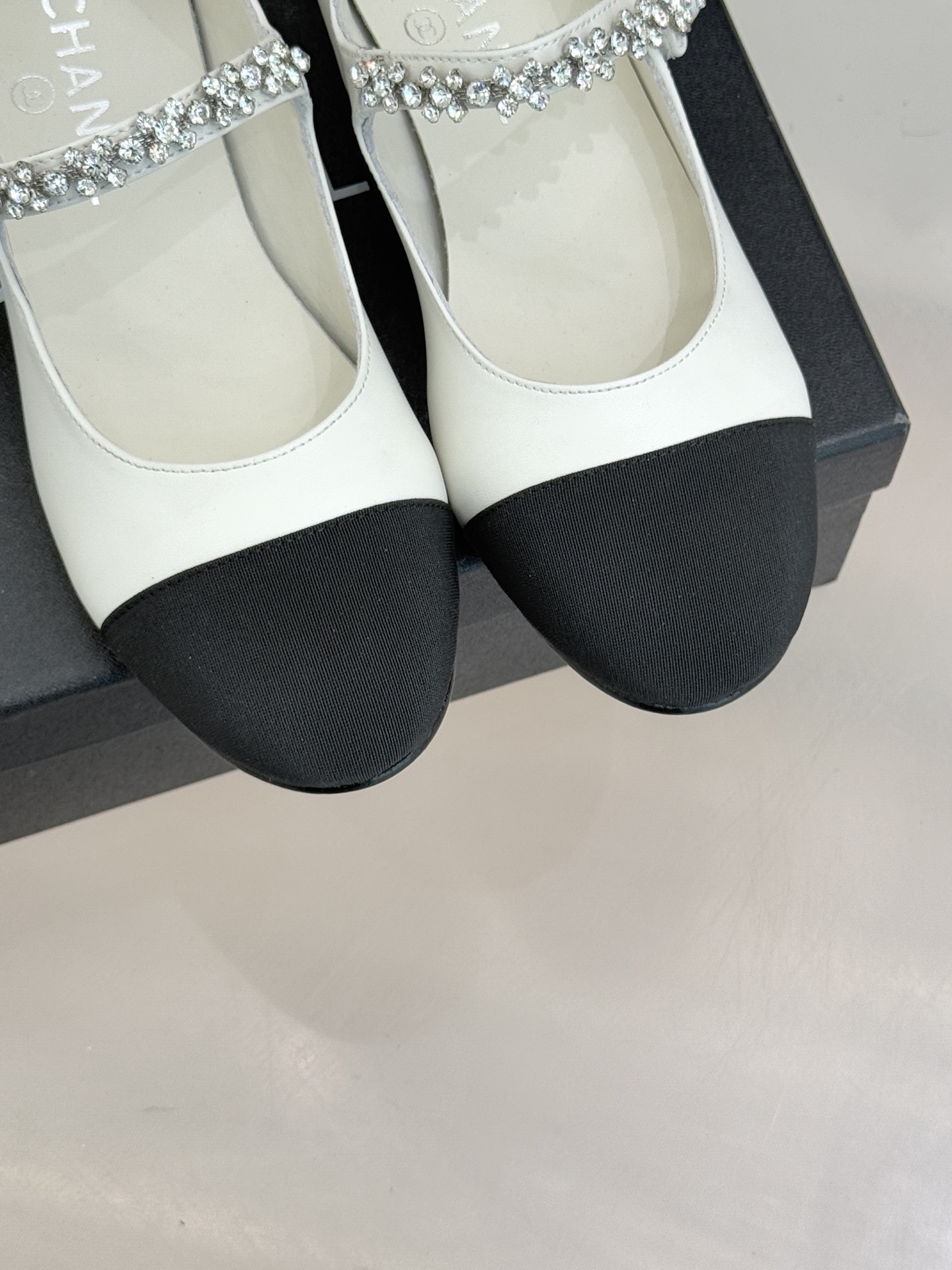 CHANE* ｜小香经典水钻一字带拼色玛丽珍鞋这双玛丽珍鞋以复古玛丽珍为基底用拼色美学重构优雅秩序。经典