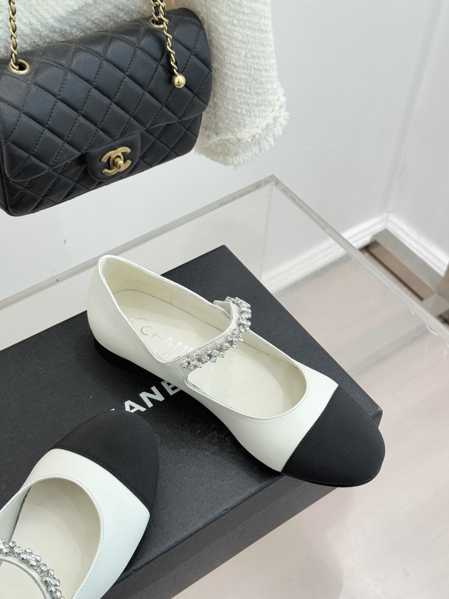 CHANE* ｜小香经典水钻一字带拼色玛丽珍鞋这双玛丽珍鞋以复古玛丽珍为基底用拼色美学重构优雅秩序。经典