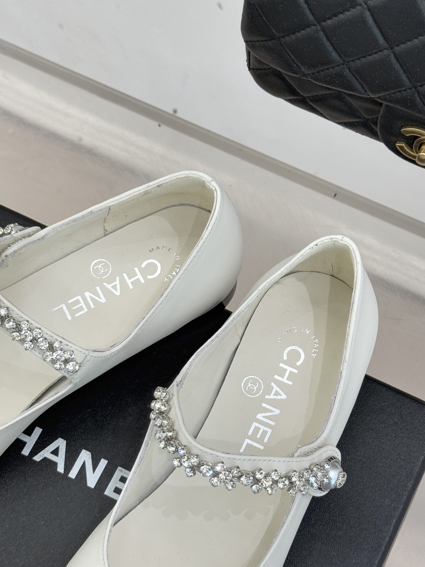 CHANE* ｜小香经典水钻一字带拼色玛丽珍鞋这双玛丽珍鞋以复古玛丽珍为基底用拼色美学重构优雅秩序。经典