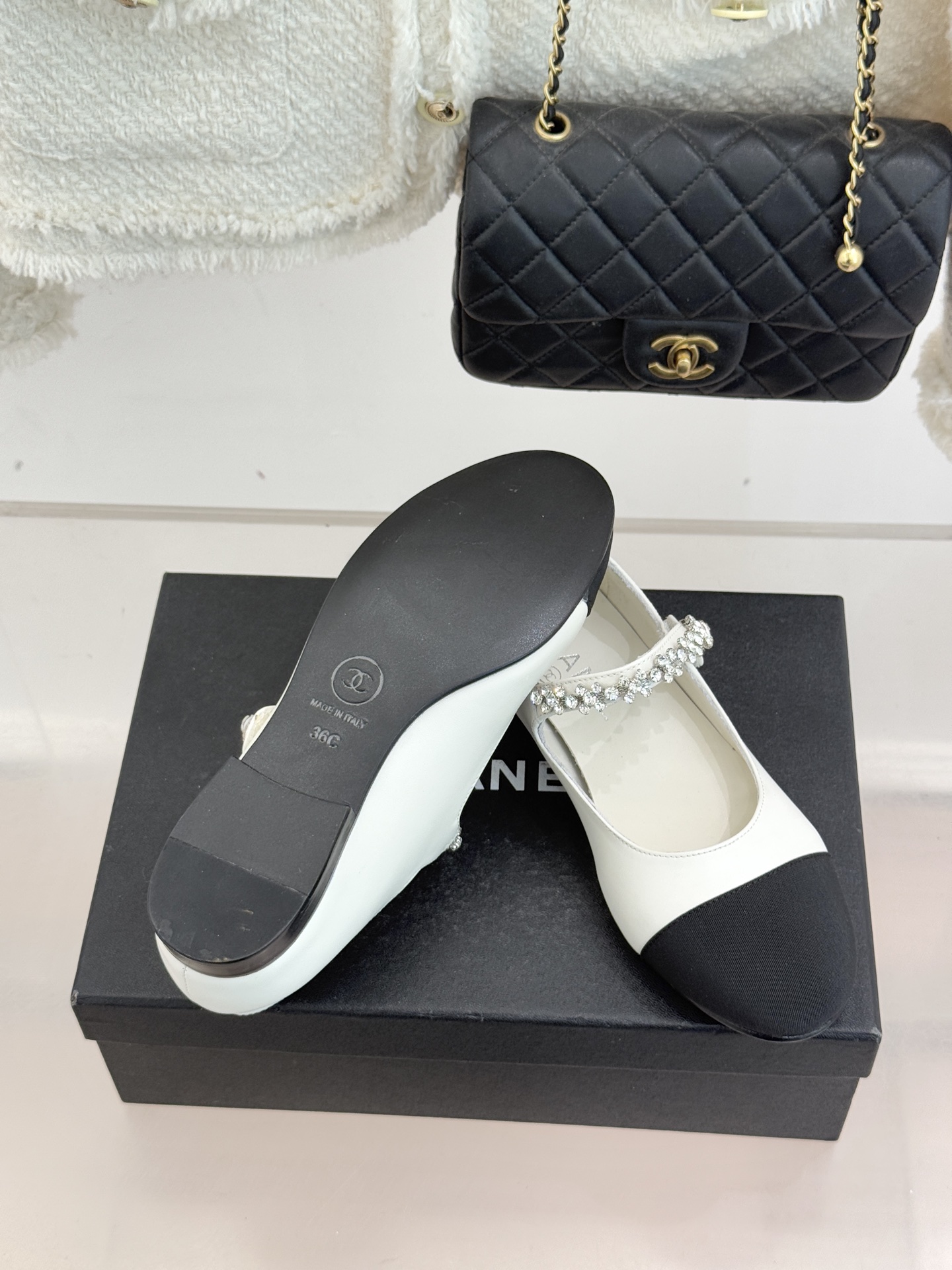 CHANE* ｜小香经典水钻一字带拼色玛丽珍鞋这双玛丽珍鞋以复古玛丽珍为基底用拼色美学重构优雅秩序。经典