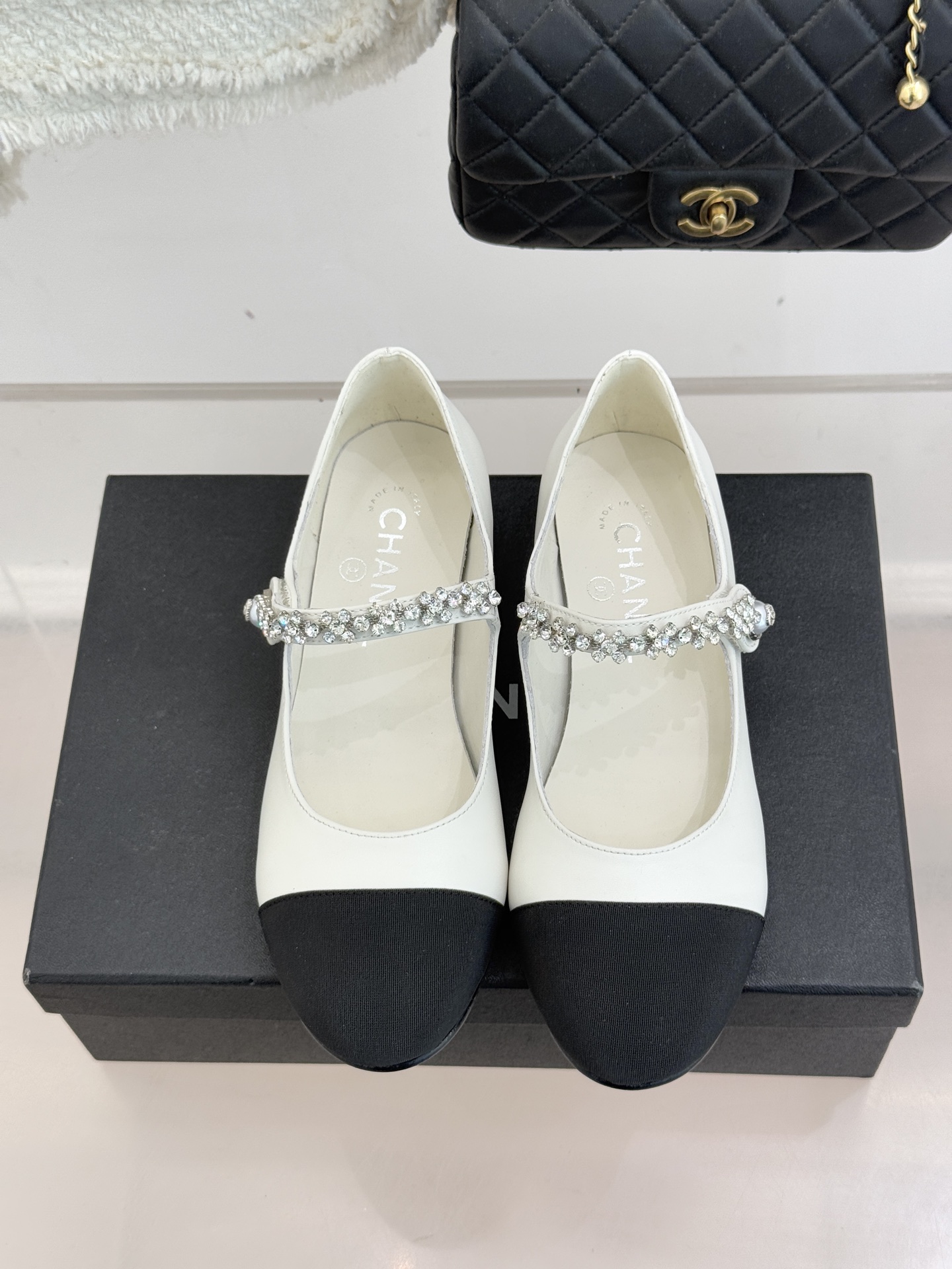 CHANE* ｜小香经典水钻一字带拼色玛丽珍鞋这双玛丽珍鞋以复古玛丽珍为基底用拼色美学重构优雅秩序。经典