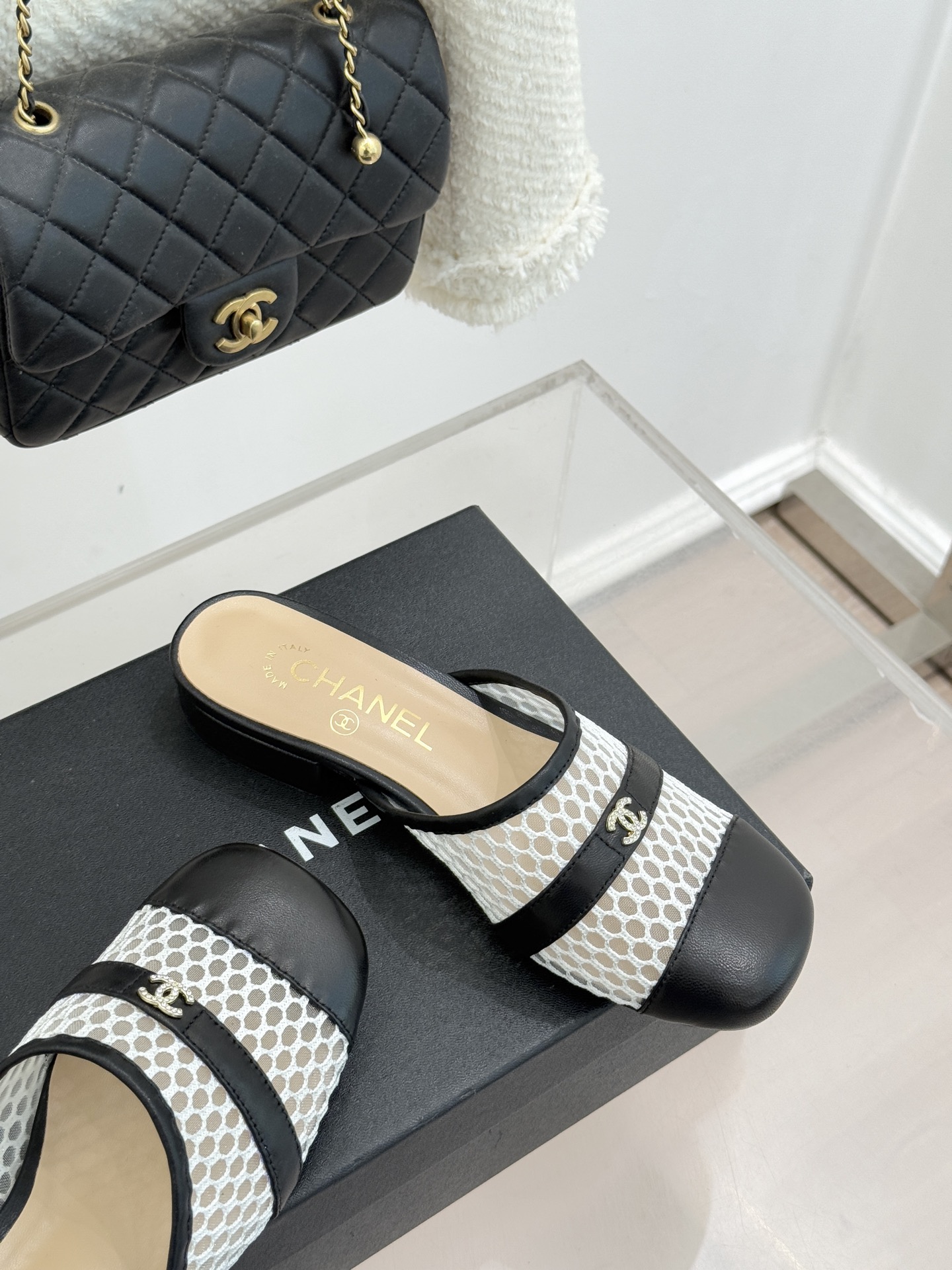 CHANE* ｜小香经典双C网面拼皮包头粗跟拖鞋这双拖鞋以轻盈美学重塑慵懒格调网面与细腻皮革精妙拼接包头