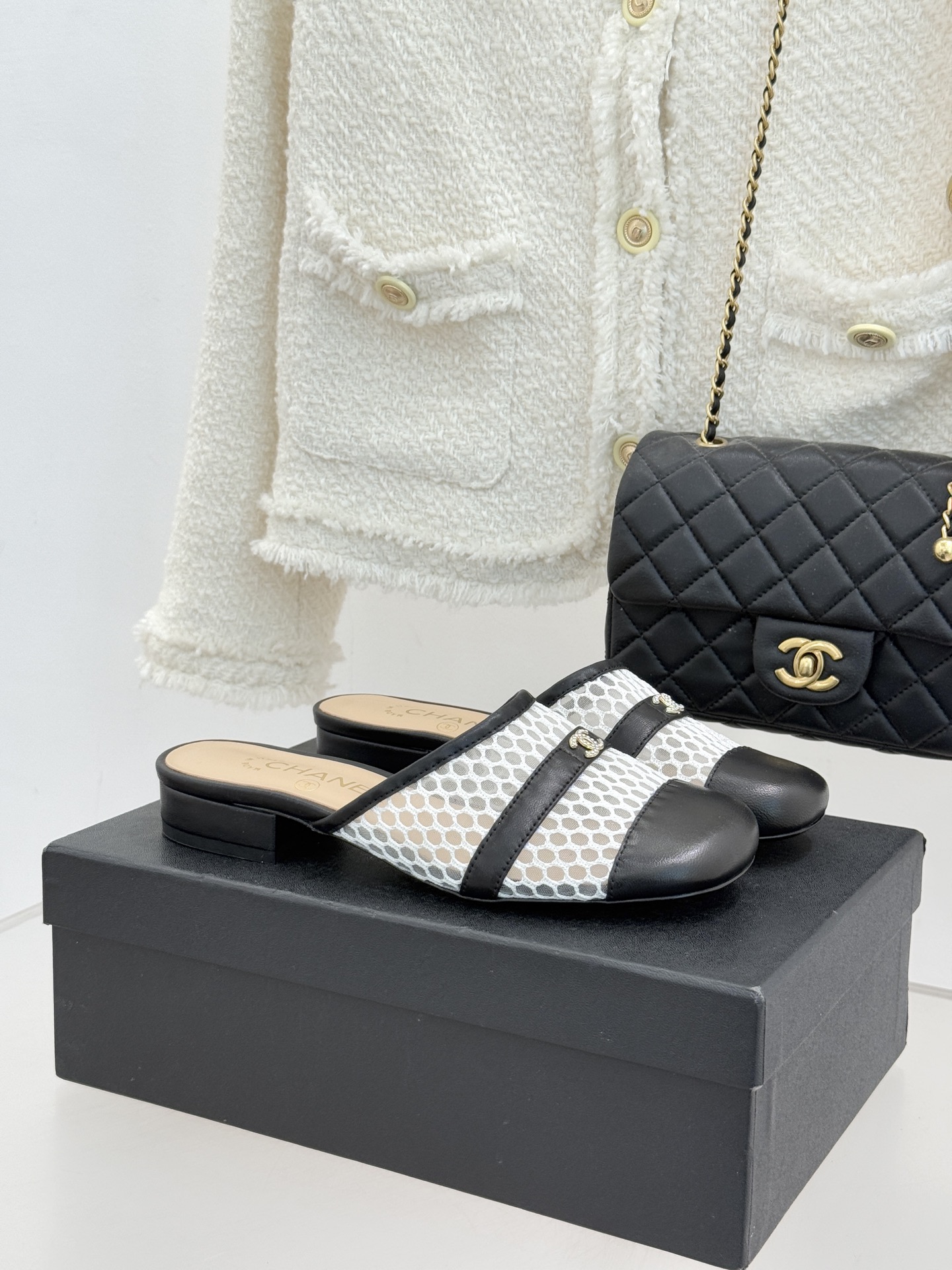 CHANE* ｜小香经典双C网面拼皮包头粗跟拖鞋这双拖鞋以轻盈美学重塑慵懒格调网面与细腻皮革精妙拼接包头