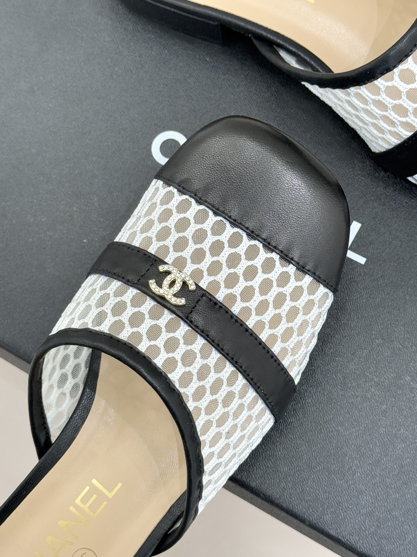 CHANE* ｜小香经典双C网面拼皮包头粗跟拖鞋这双拖鞋以轻盈美学重塑慵懒格调网面与细腻皮革精妙拼接包头