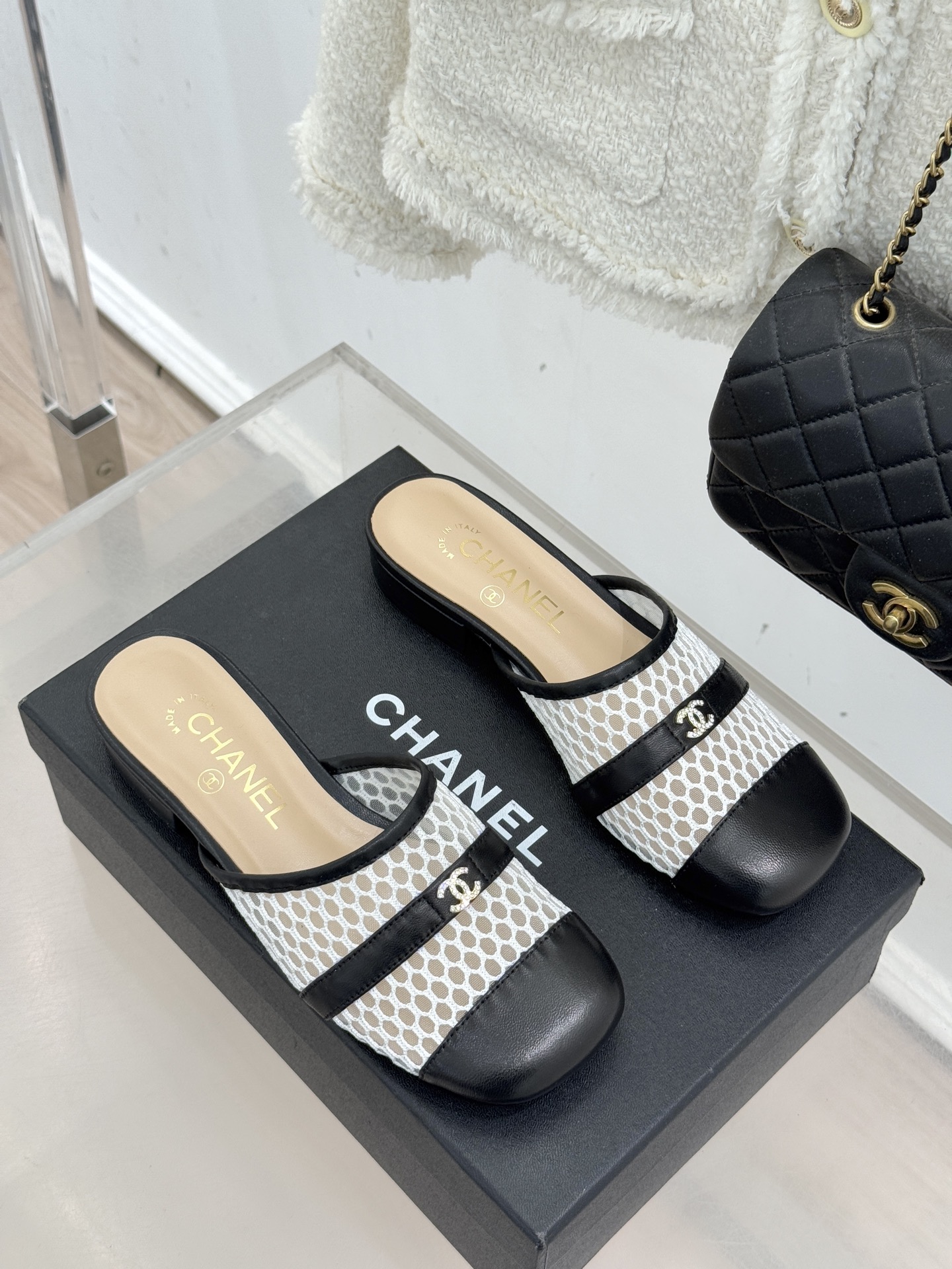 CHANE* ｜小香经典双C网面拼皮包头粗跟拖鞋这双拖鞋以轻盈美学重塑慵懒格调网面与细腻皮革精妙拼接包头