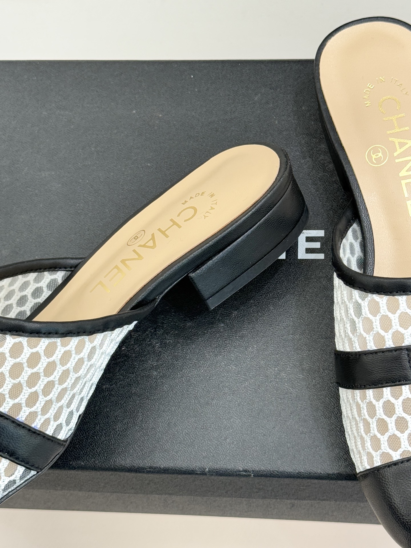 CHANE* ｜小香经典双C网面拼皮包头粗跟拖鞋这双拖鞋以轻盈美学重塑慵懒格调网面与细腻皮革精妙拼接包头