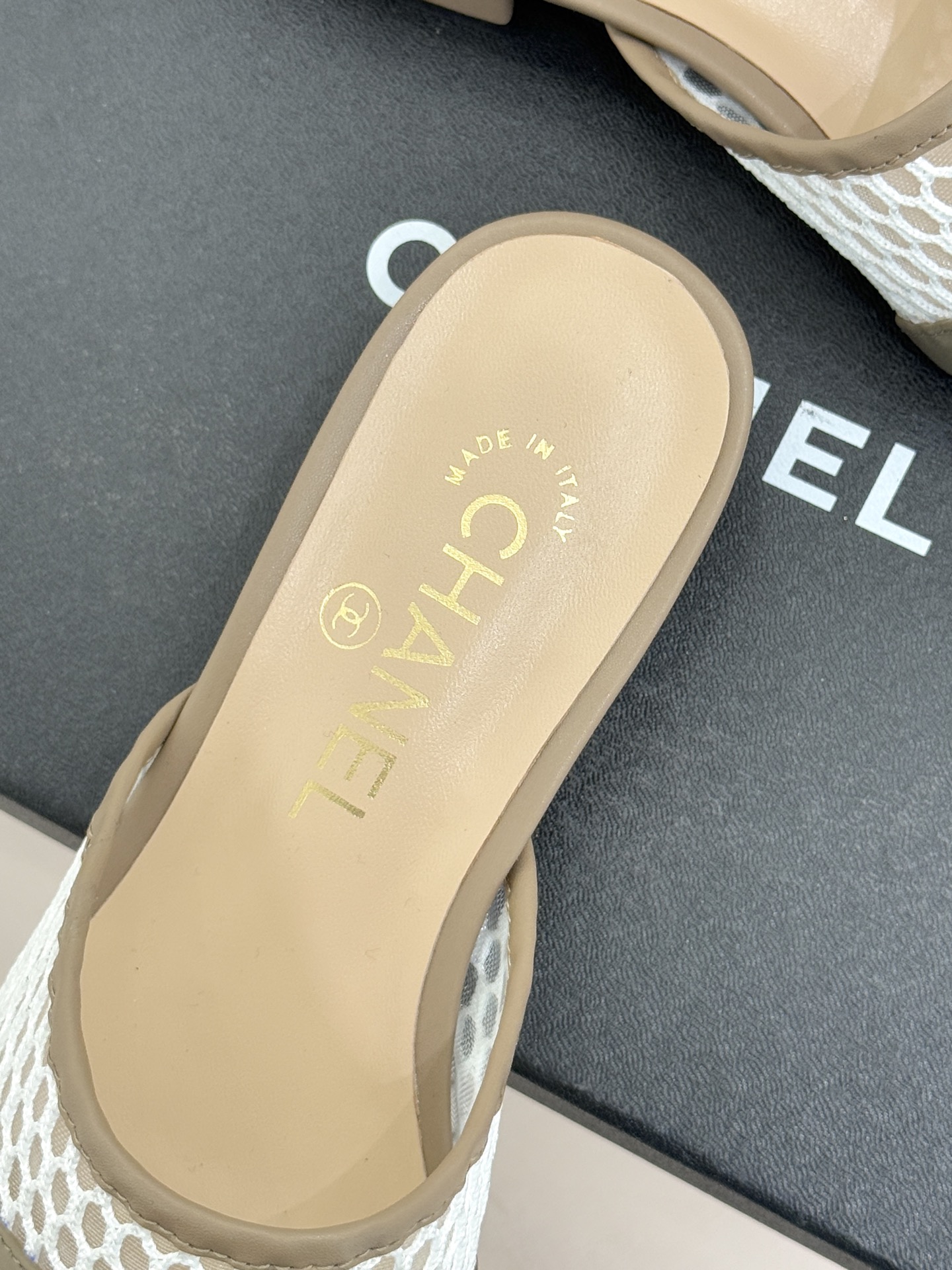 CHANE* ｜小香经典双C网面拼皮包头粗跟拖鞋这双拖鞋以轻盈美学重塑慵懒格调网面与细腻皮革精妙拼接包头