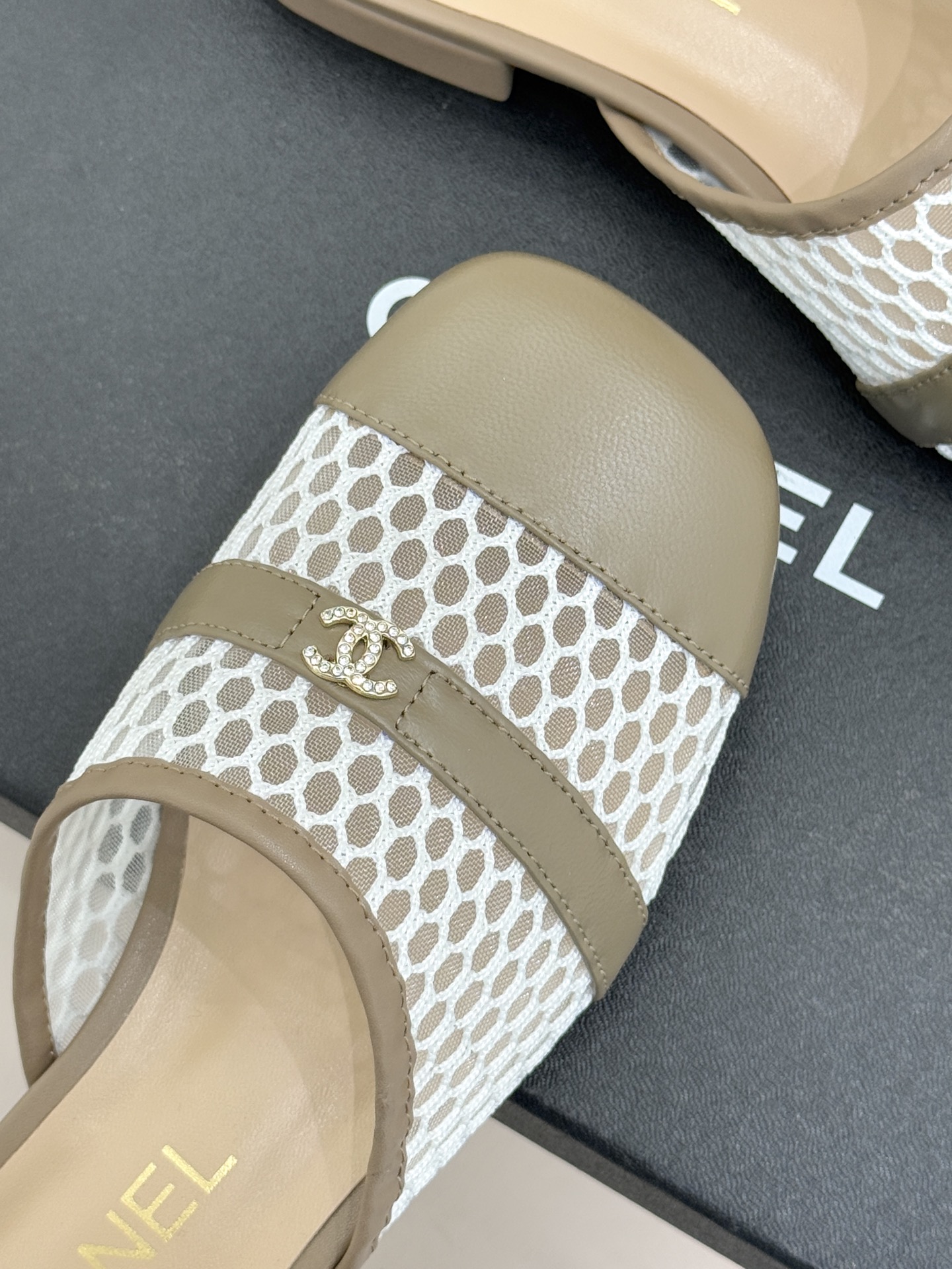 CHANE* ｜小香经典双C网面拼皮包头粗跟拖鞋这双拖鞋以轻盈美学重塑慵懒格调网面与细腻皮革精妙拼接包头