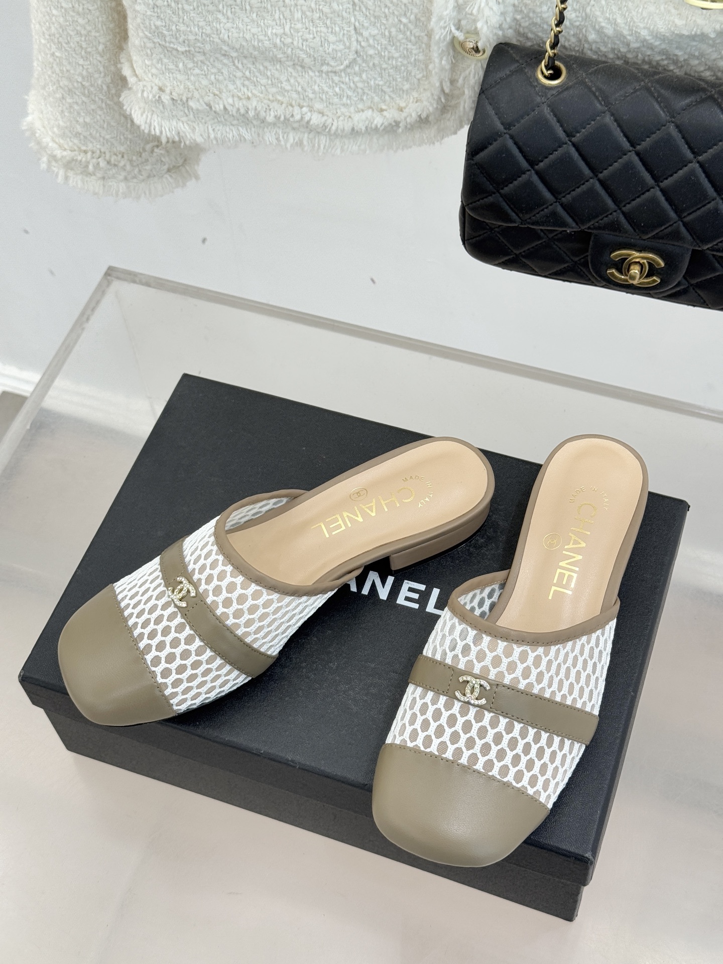 CHANE* ｜小香经典双C网面拼皮包头粗跟拖鞋这双拖鞋以轻盈美学重塑慵懒格调网面与细腻皮革精妙拼接包头