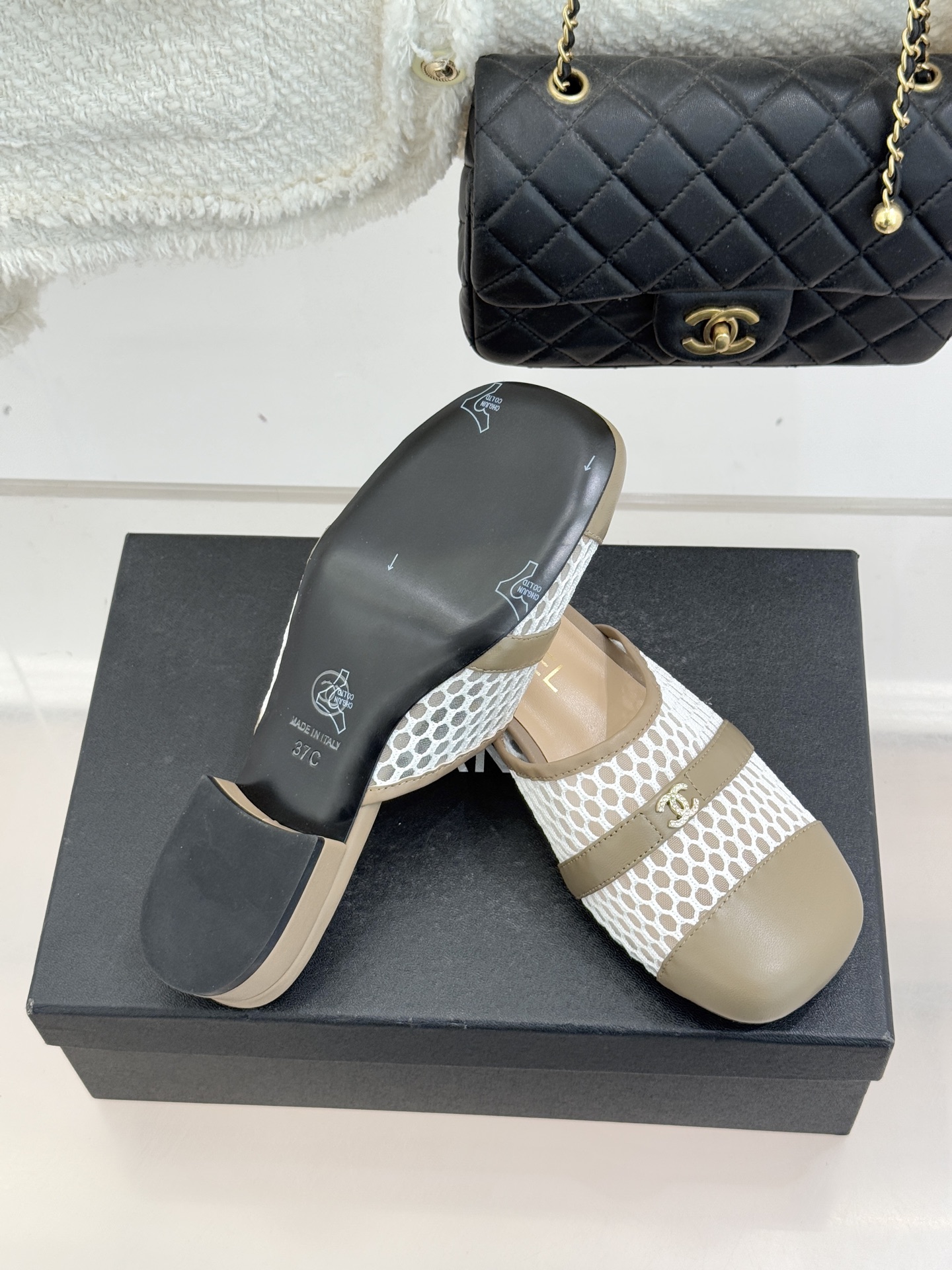 CHANE* ｜小香经典双C网面拼皮包头粗跟拖鞋这双拖鞋以轻盈美学重塑慵懒格调网面与细腻皮革精妙拼接包头