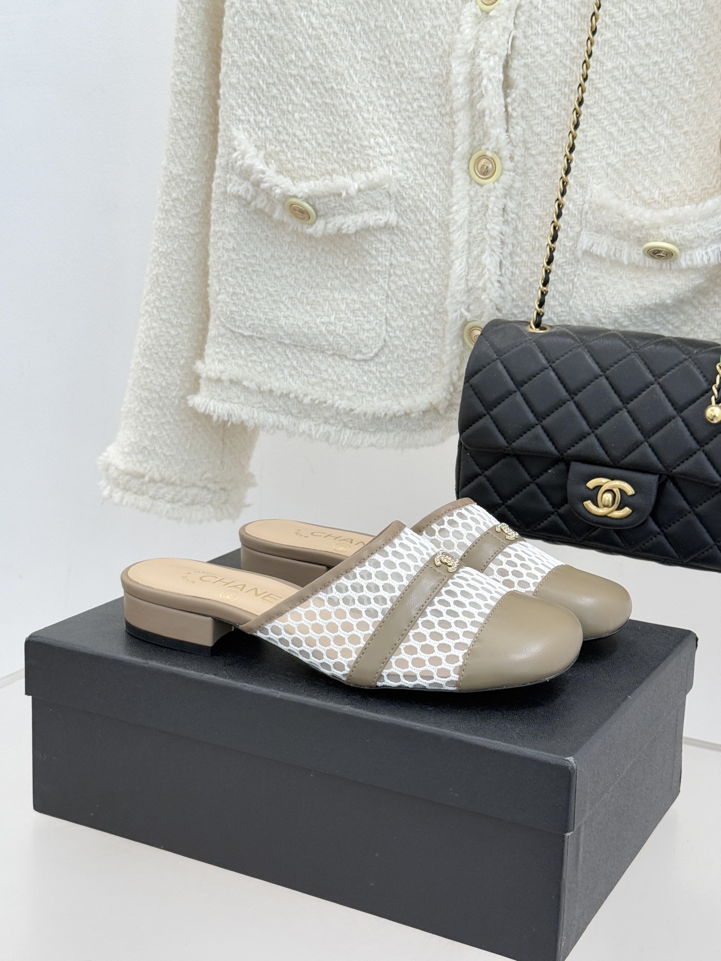 CHANE* ｜小香经典双C网面拼皮包头粗跟拖鞋这双拖鞋以轻盈美学重塑慵懒格调网面与细腻皮革精妙拼接包头