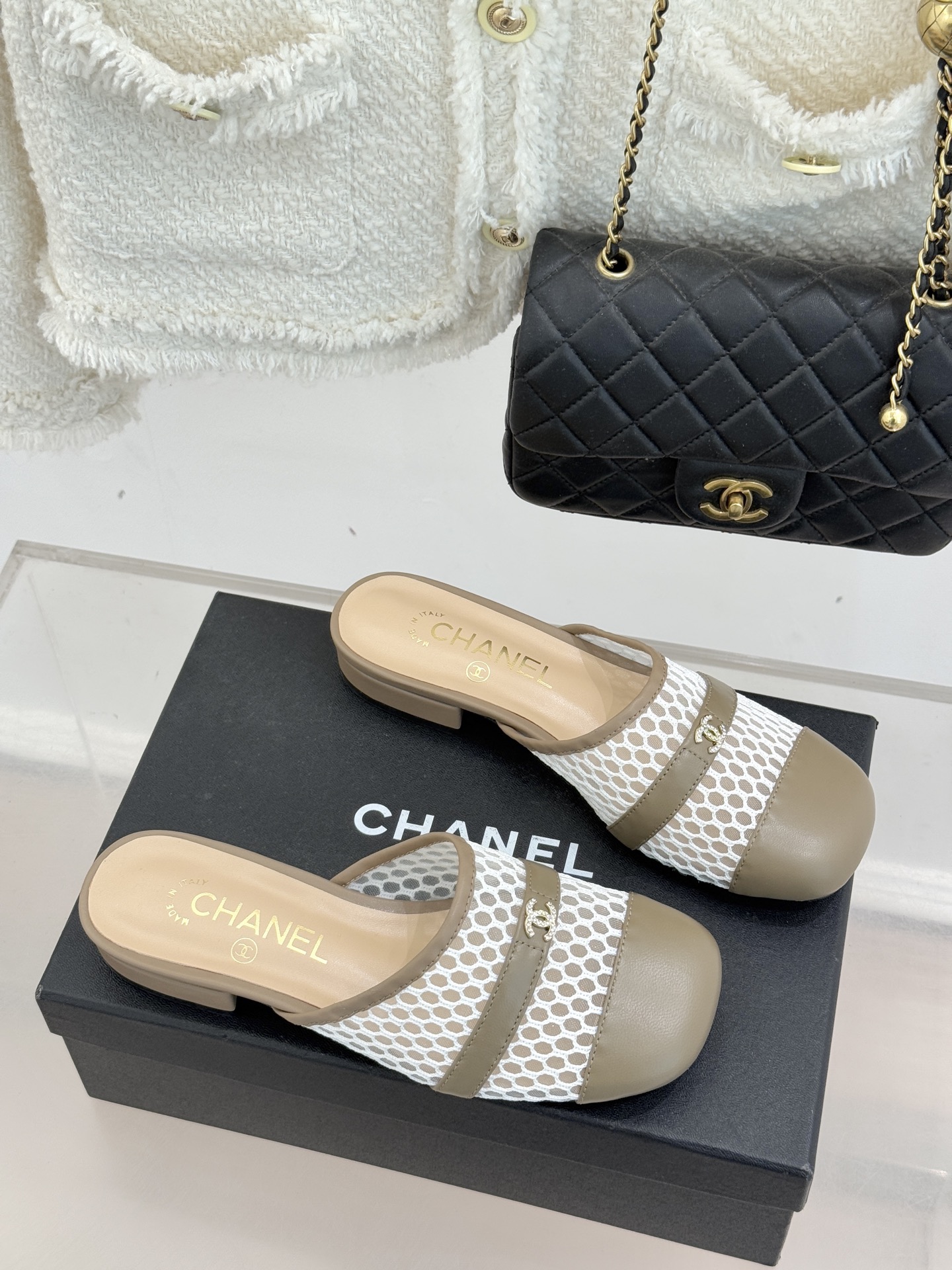 CHANE* ｜小香经典双C网面拼皮包头粗跟拖鞋这双拖鞋以轻盈美学重塑慵懒格调网面与细腻皮革精妙拼接包头
