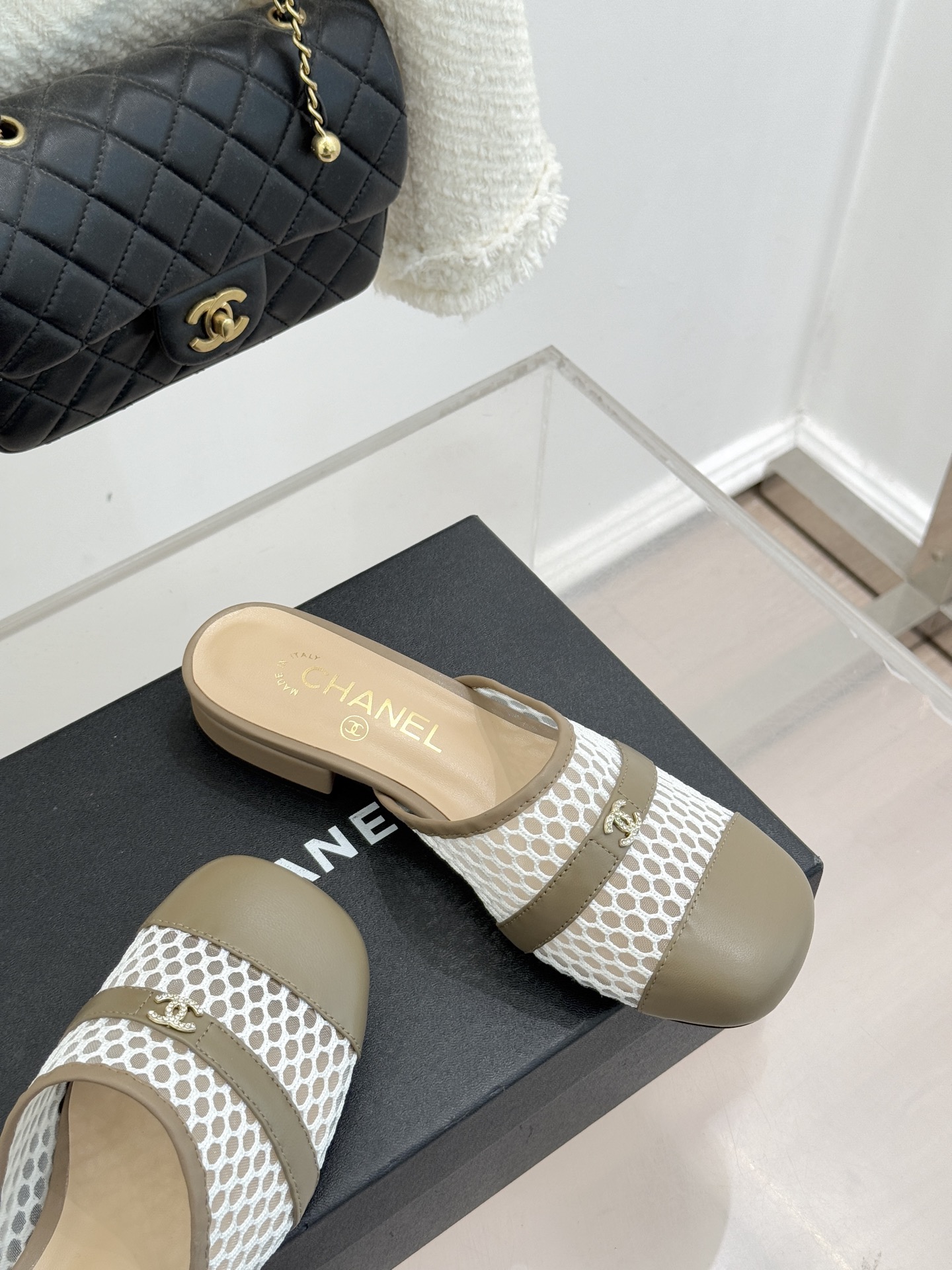 CHANE* ｜小香经典双C网面拼皮包头粗跟拖鞋这双拖鞋以轻盈美学重塑慵懒格调网面与细腻皮革精妙拼接包头