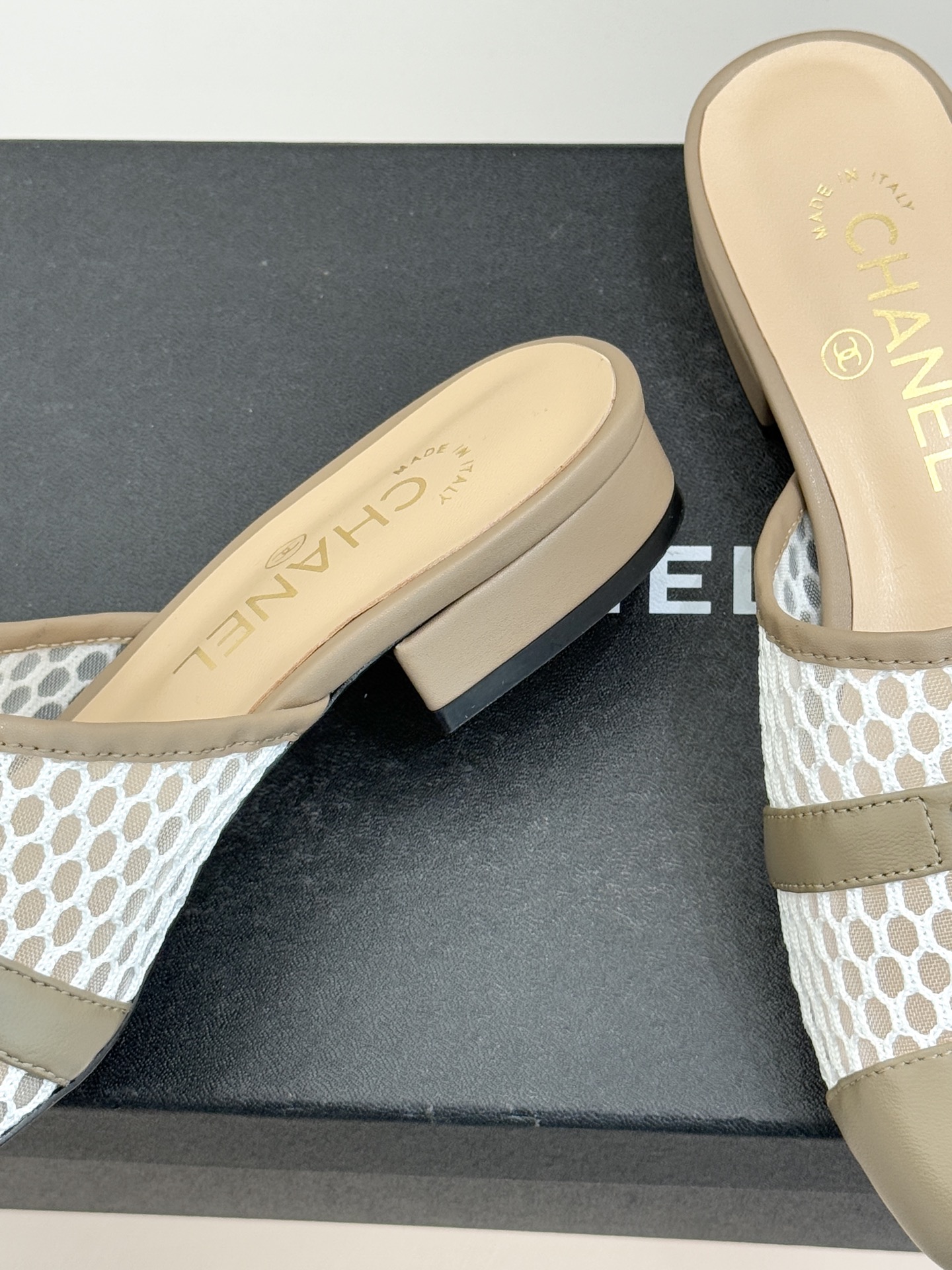 CHANE* ｜小香经典双C网面拼皮包头粗跟拖鞋这双拖鞋以轻盈美学重塑慵懒格调网面与细腻皮革精妙拼接包头