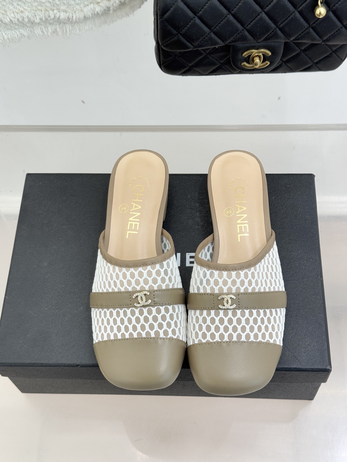 CHANE* ｜小香经典双C网面拼皮包头粗跟拖鞋这双拖鞋以轻盈美学重塑慵懒格调网面与细腻皮革精妙拼接包头