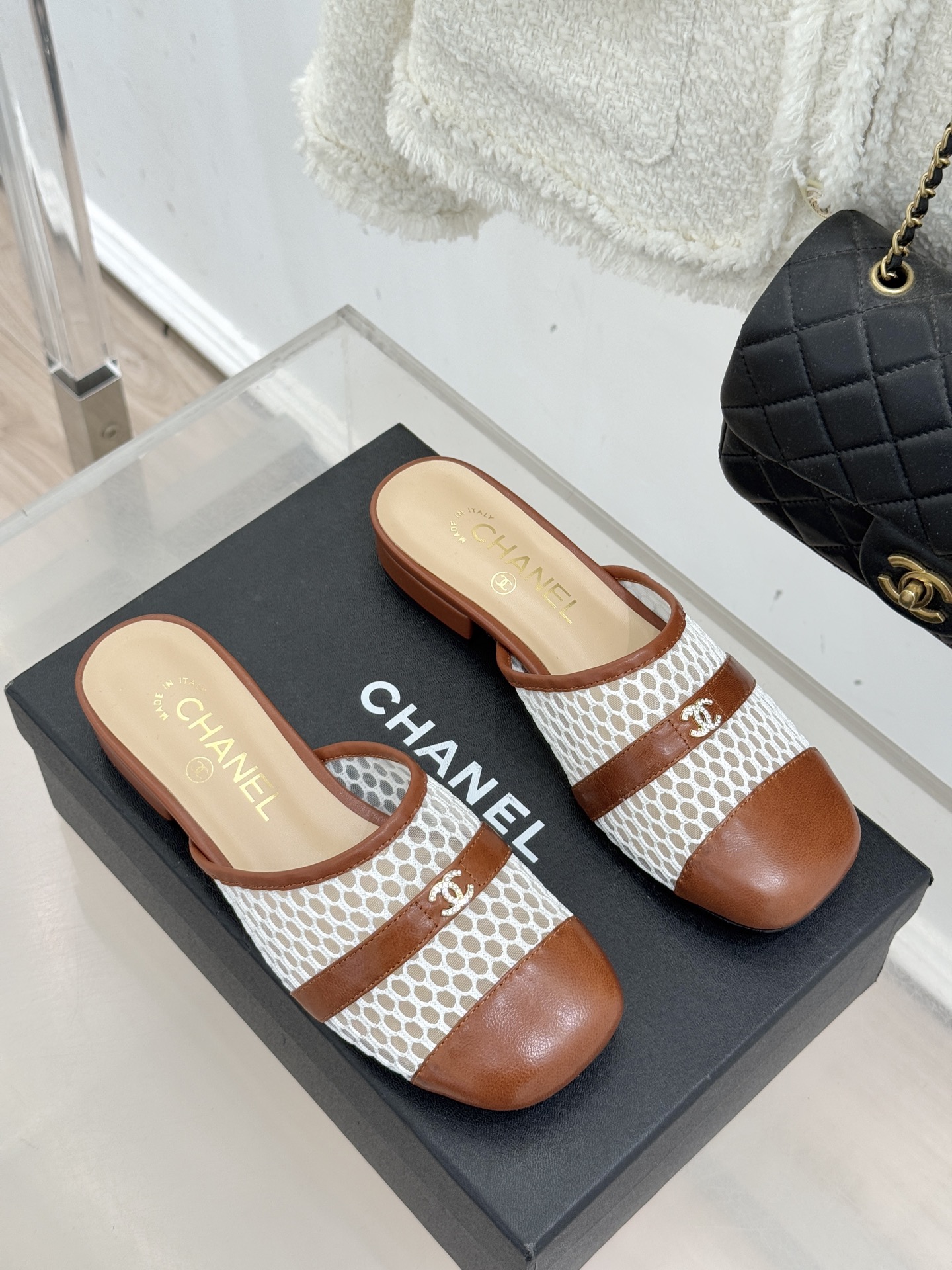 CHANE* ｜小香经典双C网面拼皮包头粗跟拖鞋这双拖鞋以轻盈美学重塑慵懒格调网面与细腻皮革精妙拼接包头