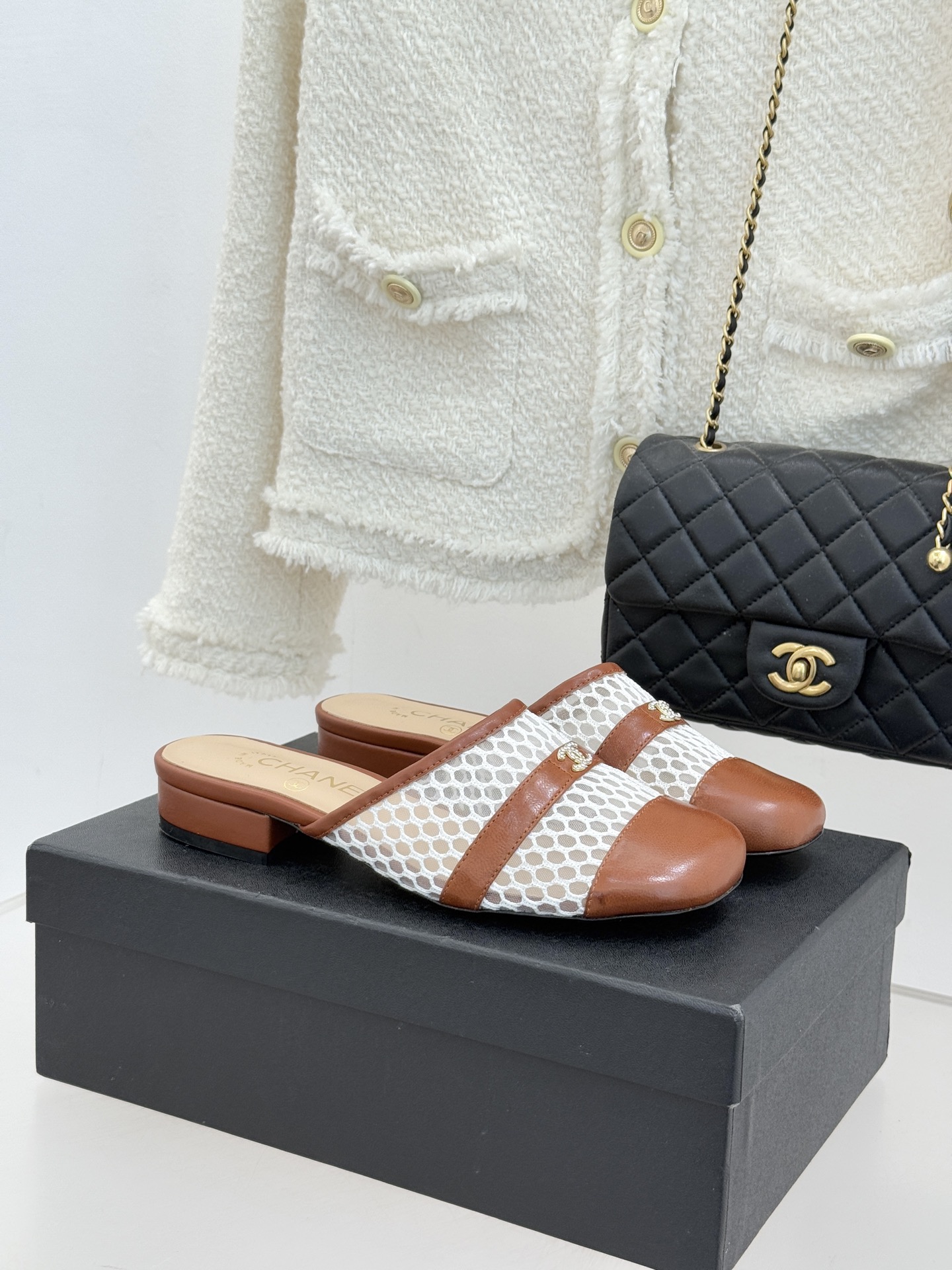 CHANE* ｜小香经典双C网面拼皮包头粗跟拖鞋这双拖鞋以轻盈美学重塑慵懒格调网面与细腻皮革精妙拼接包头