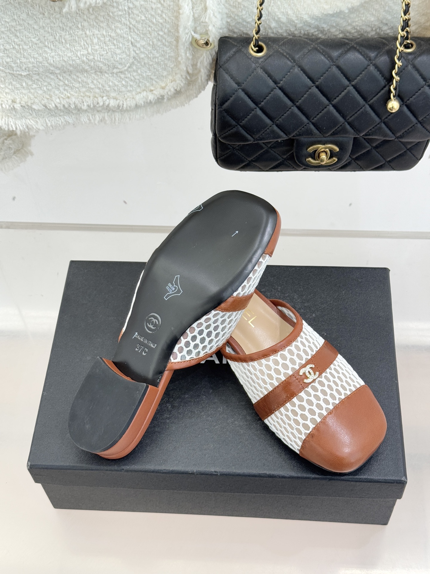 CHANE* ｜小香经典双C网面拼皮包头粗跟拖鞋这双拖鞋以轻盈美学重塑慵懒格调网面与细腻皮革精妙拼接包头