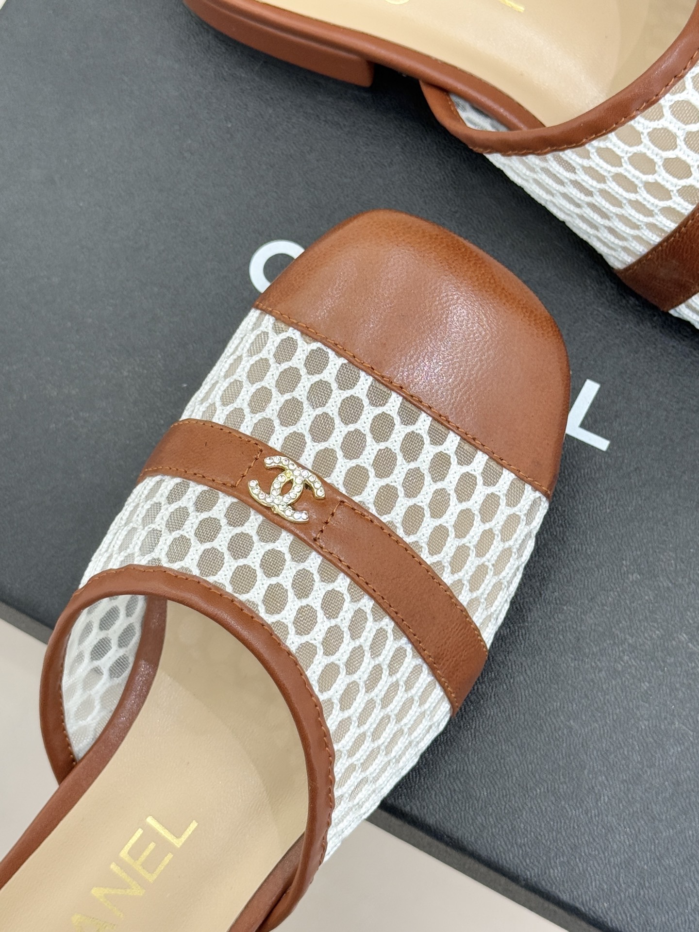 CHANE* ｜小香经典双C网面拼皮包头粗跟拖鞋这双拖鞋以轻盈美学重塑慵懒格调网面与细腻皮革精妙拼接包头