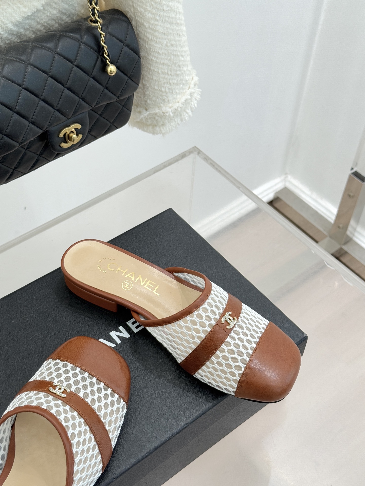 CHANE* ｜小香经典双C网面拼皮包头粗跟拖鞋这双拖鞋以轻盈美学重塑慵懒格调网面与细腻皮革精妙拼接包头