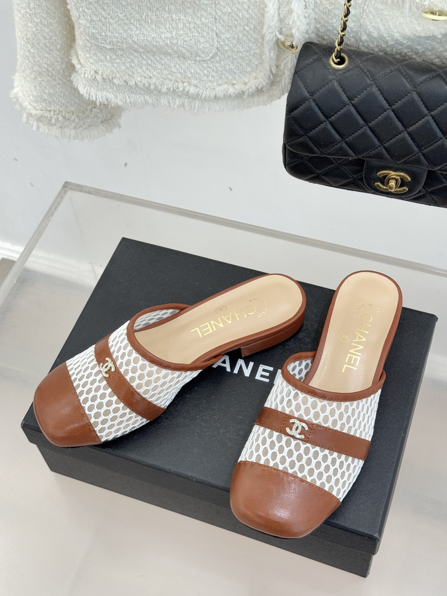 CHANE* ｜小香经典双C网面拼皮包头粗跟拖鞋这双拖鞋以轻盈美学重塑慵懒格调网面与细腻皮革精妙拼接包头