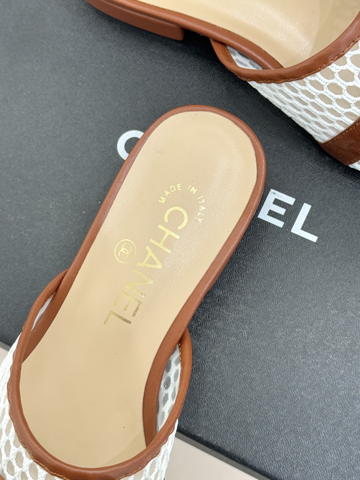 CHANE* ｜小香经典双C网面拼皮包头粗跟拖鞋这双拖鞋以轻盈美学重塑慵懒格调网面与细腻皮革精妙拼接包头