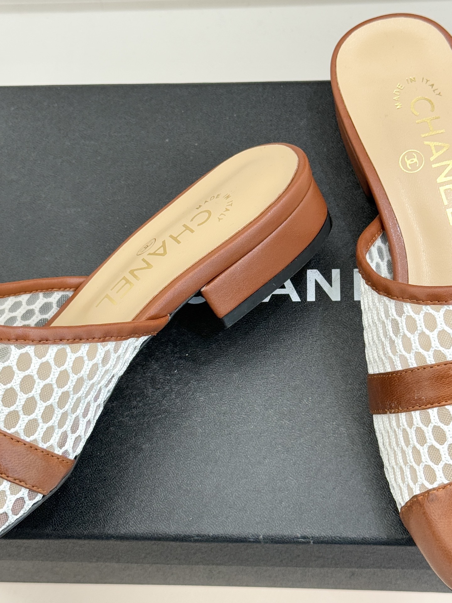 CHANE* ｜小香经典双C网面拼皮包头粗跟拖鞋这双拖鞋以轻盈美学重塑慵懒格调网面与细腻皮革精妙拼接包头