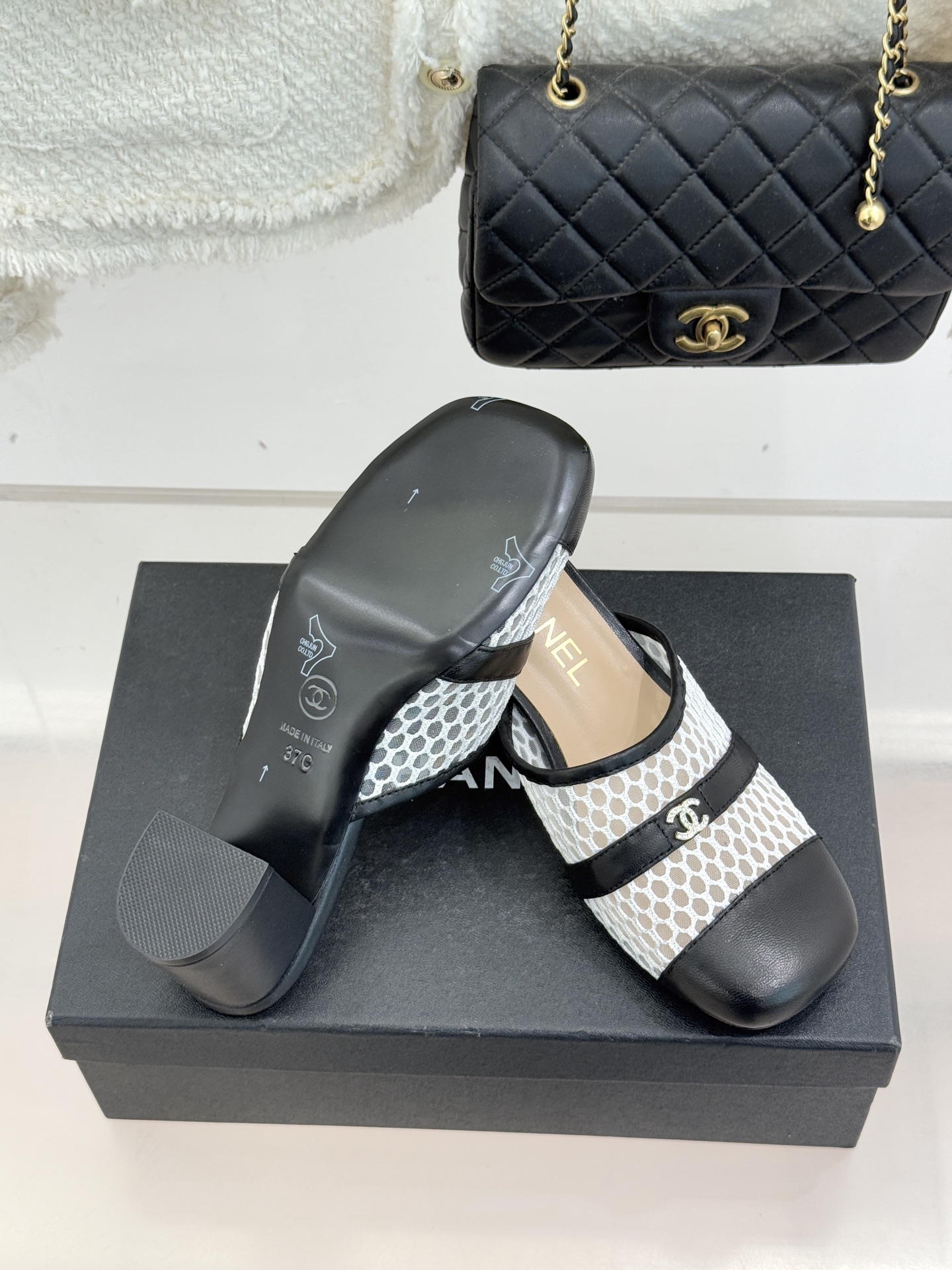 CHANE* ｜小香经典双C网面拼皮包头粗跟拖鞋这双拖鞋以轻盈美学重塑慵懒格调网面与细腻皮革精妙拼接包头