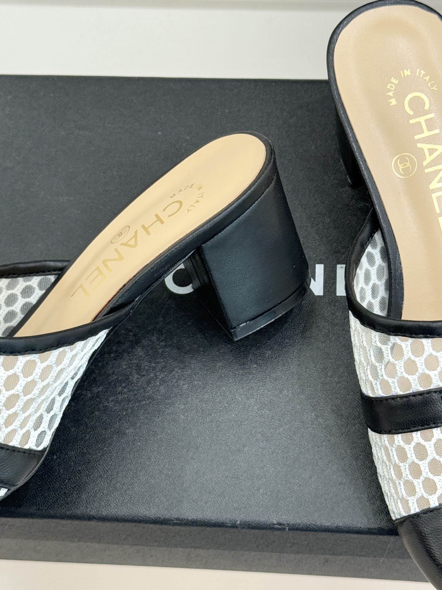 CHANE* ｜小香经典双C网面拼皮包头粗跟拖鞋这双拖鞋以轻盈美学重塑慵懒格调网面与细腻皮革精妙拼接包头