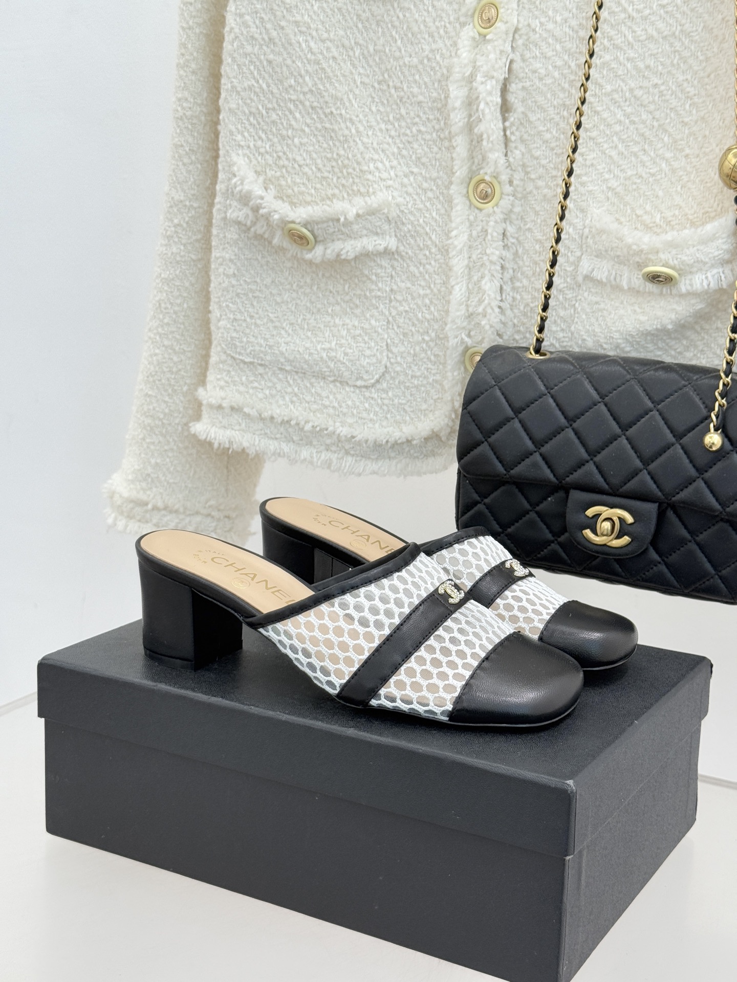 CHANE* ｜小香经典双C网面拼皮包头粗跟拖鞋这双拖鞋以轻盈美学重塑慵懒格调网面与细腻皮革精妙拼接包头