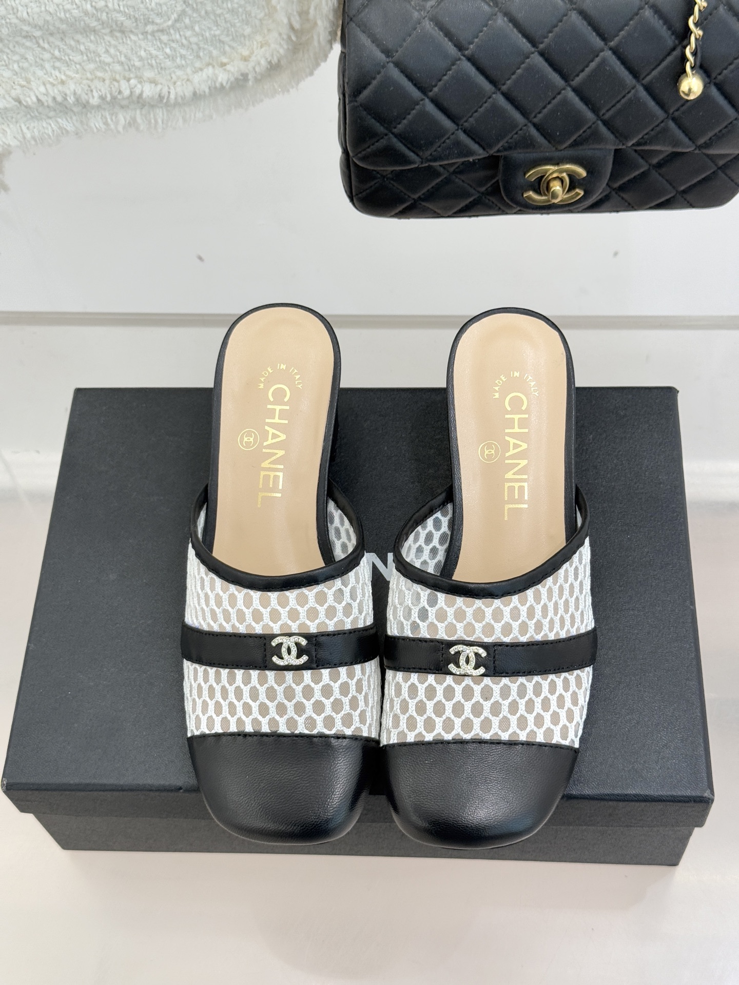 CHANE* ｜小香经典双C网面拼皮包头粗跟拖鞋这双拖鞋以轻盈美学重塑慵懒格调网面与细腻皮革精妙拼接包头