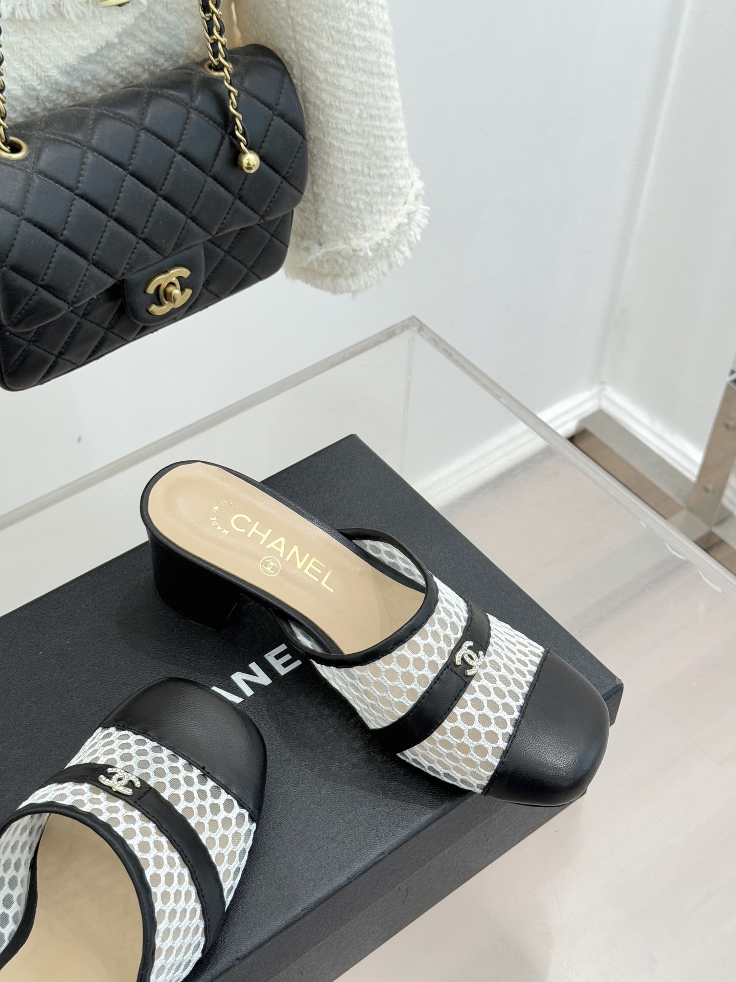 CHANE* ｜小香经典双C网面拼皮包头粗跟拖鞋这双拖鞋以轻盈美学重塑慵懒格调网面与细腻皮革精妙拼接包头