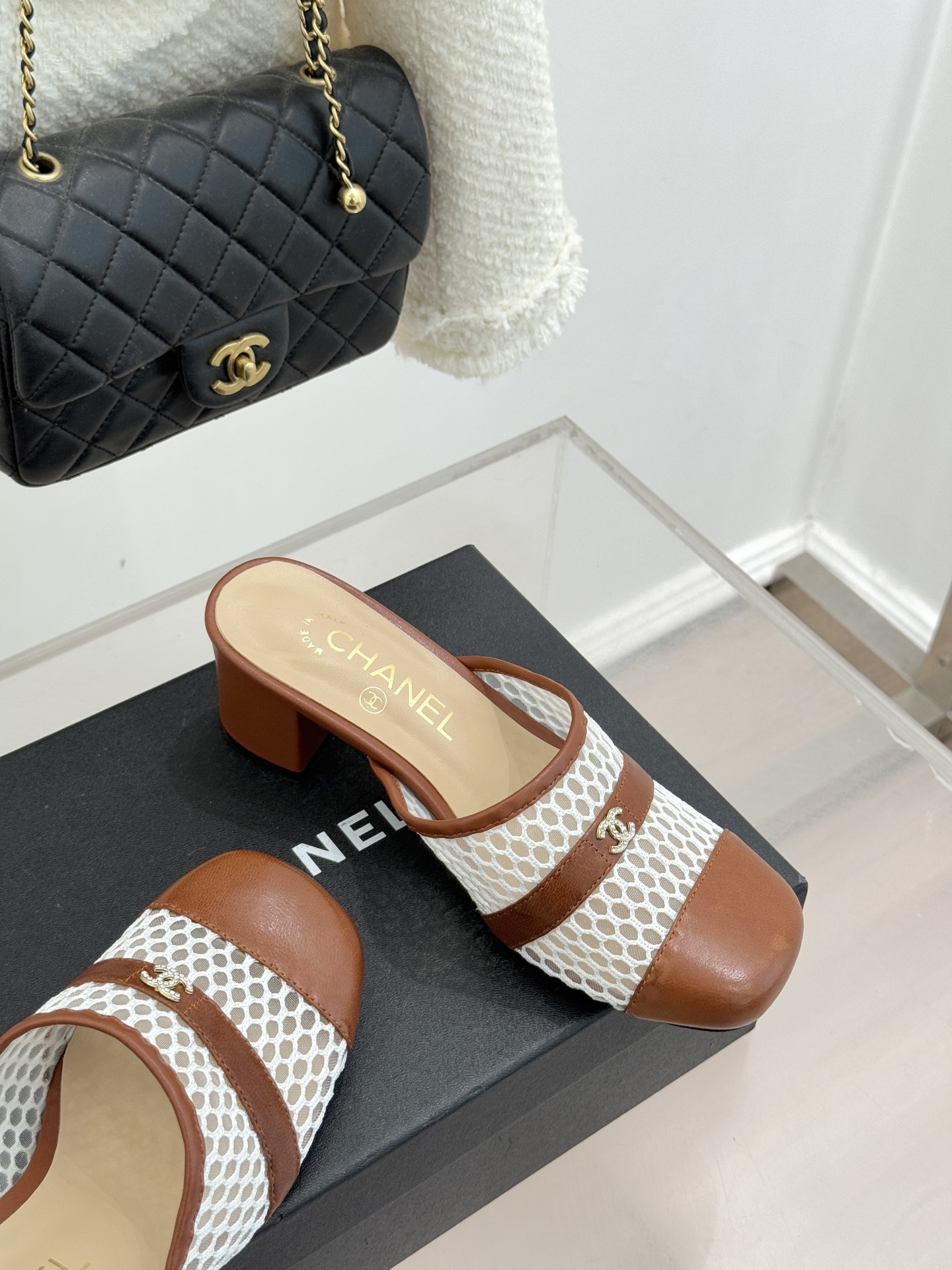CHANE* ｜小香经典双C网面拼皮包头粗跟拖鞋这双拖鞋以轻盈美学重塑慵懒格调网面与细腻皮革精妙拼接包头