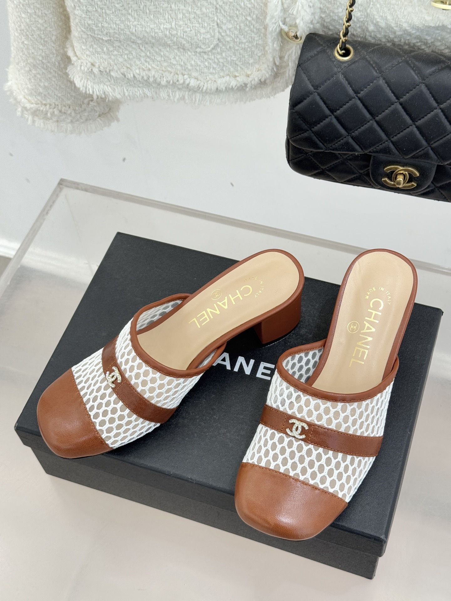 CHANE* ｜小香经典双C网面拼皮包头粗跟拖鞋这双拖鞋以轻盈美学重塑慵懒格调网面与细腻皮革精妙拼接包头