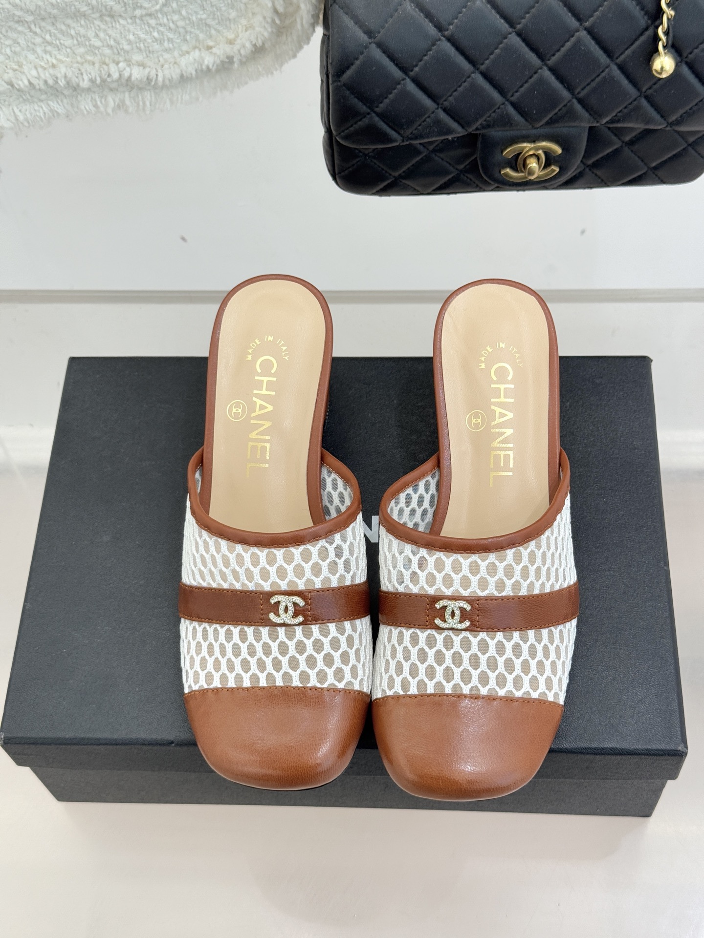 CHANE* ｜小香经典双C网面拼皮包头粗跟拖鞋这双拖鞋以轻盈美学重塑慵懒格调网面与细腻皮革精妙拼接包头