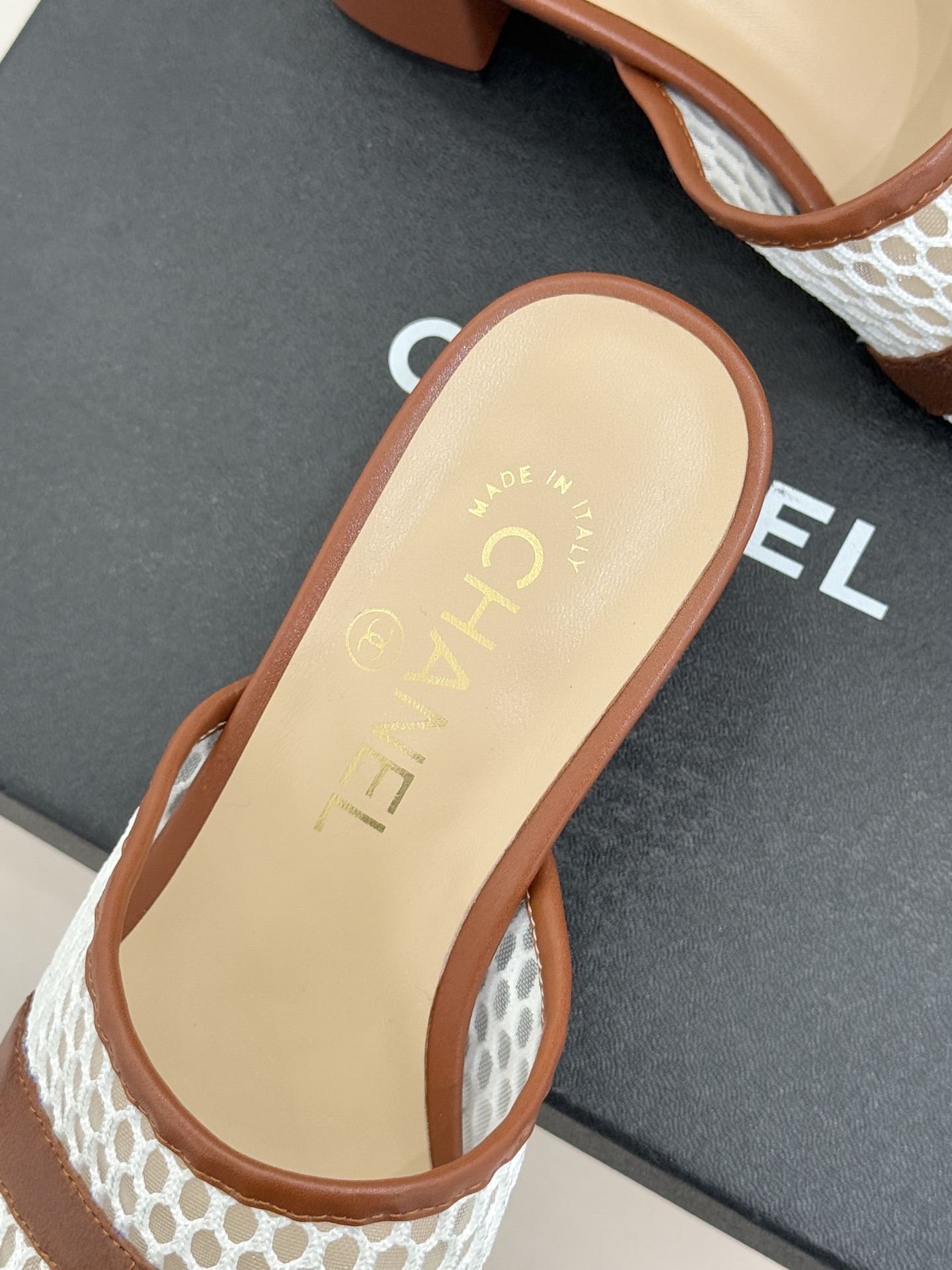 CHANE* ｜小香经典双C网面拼皮包头粗跟拖鞋这双拖鞋以轻盈美学重塑慵懒格调网面与细腻皮革精妙拼接包头