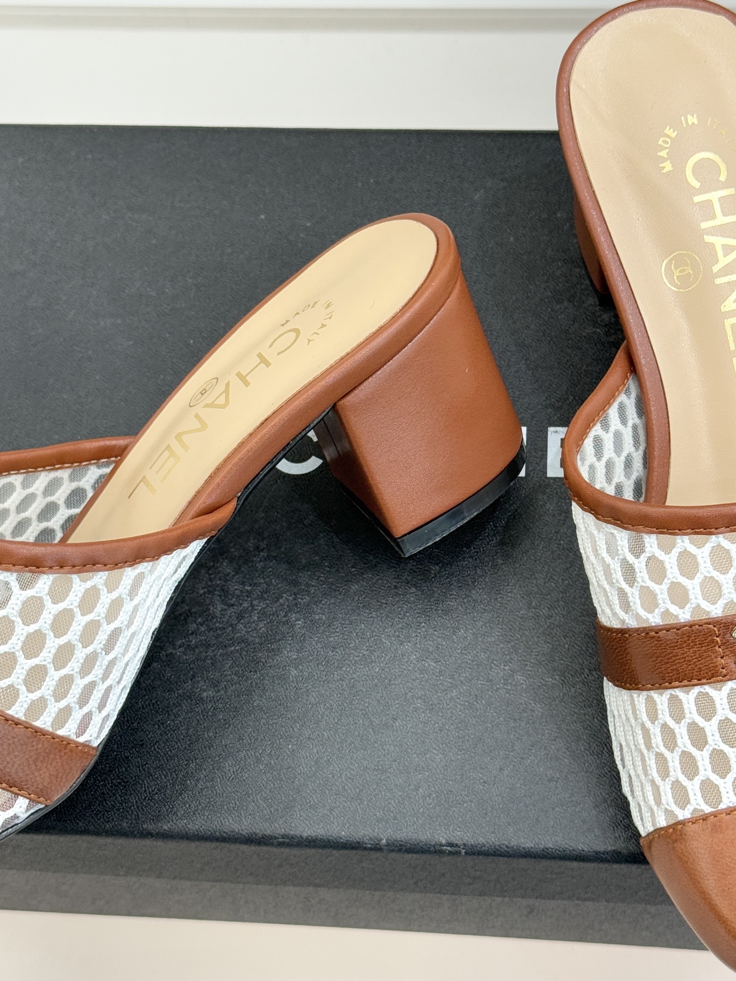 CHANE* ｜小香经典双C网面拼皮包头粗跟拖鞋这双拖鞋以轻盈美学重塑慵懒格调网面与细腻皮革精妙拼接包头