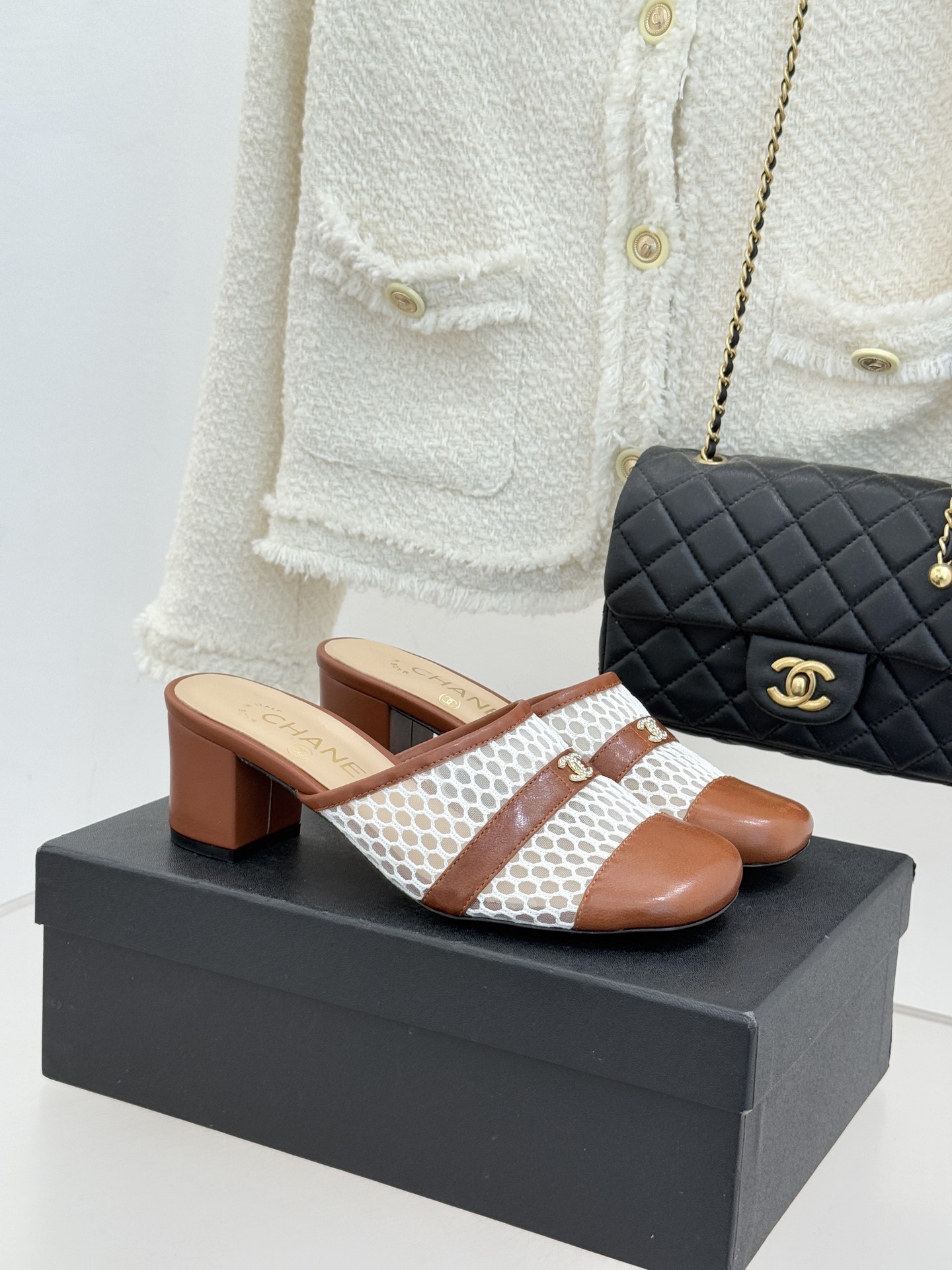 CHANE* ｜小香经典双C网面拼皮包头粗跟拖鞋这双拖鞋以轻盈美学重塑慵懒格调网面与细腻皮革精妙拼接包头