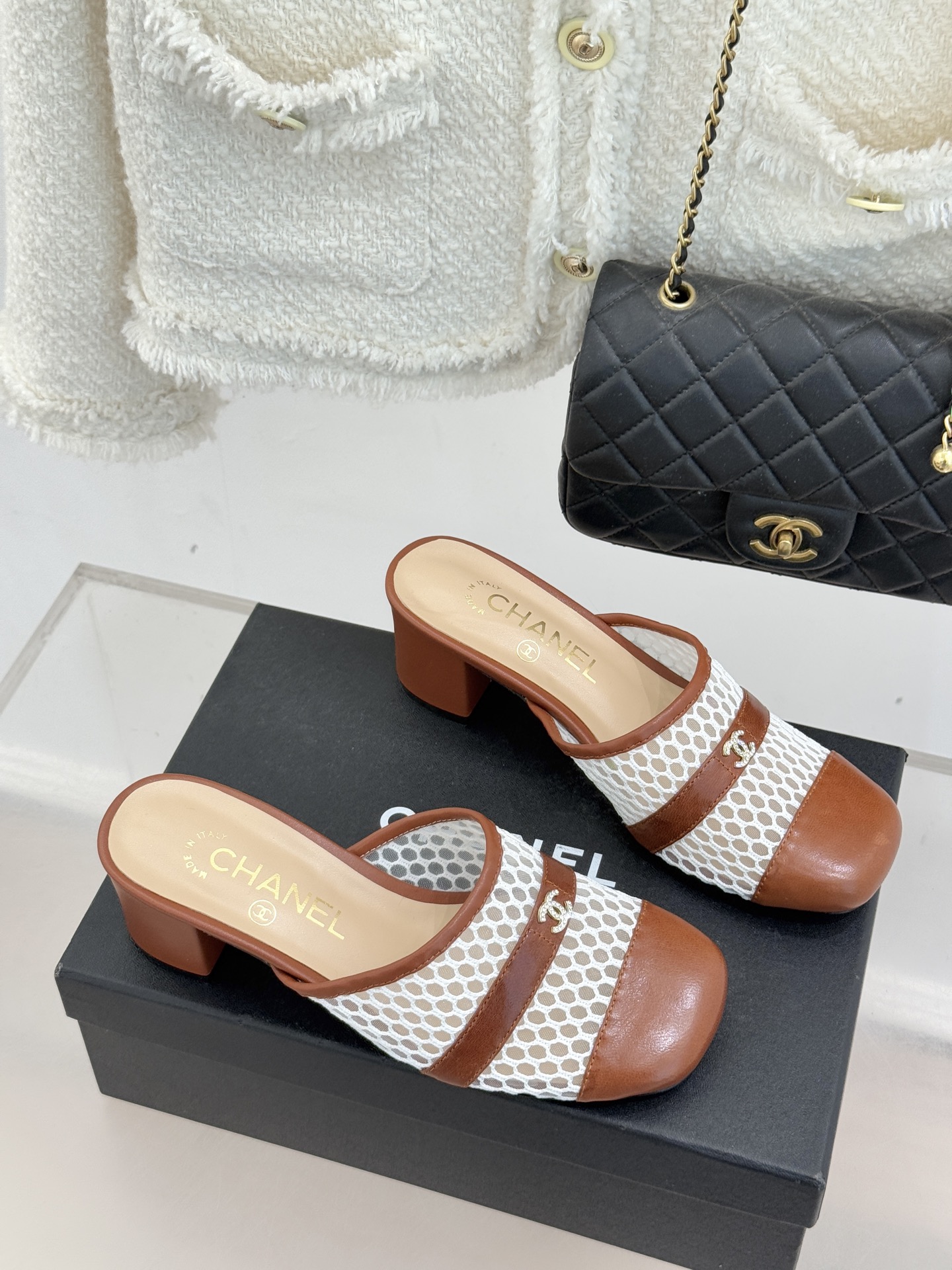 CHANE* ｜小香经典双C网面拼皮包头粗跟拖鞋这双拖鞋以轻盈美学重塑慵懒格调网面与细腻皮革精妙拼接包头