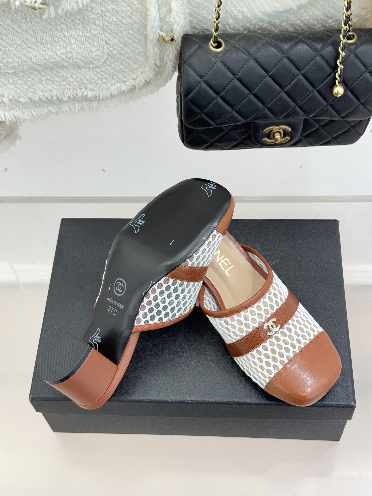 CHANE* ｜小香经典双C网面拼皮包头粗跟拖鞋这双拖鞋以轻盈美学重塑慵懒格调网面与细腻皮革精妙拼接包头