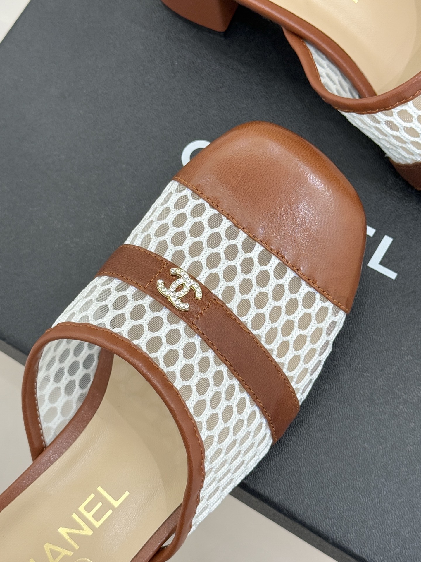 CHANE* ｜小香经典双C网面拼皮包头粗跟拖鞋这双拖鞋以轻盈美学重塑慵懒格调网面与细腻皮革精妙拼接包头