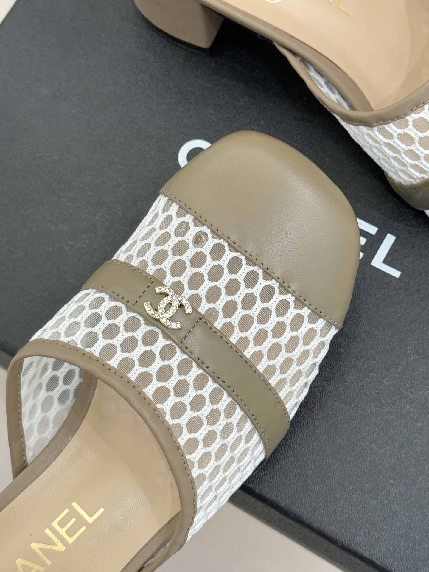 CHANE* ｜小香经典双C网面拼皮包头粗跟拖鞋这双拖鞋以轻盈美学重塑慵懒格调网面与细腻皮革精妙拼接包头