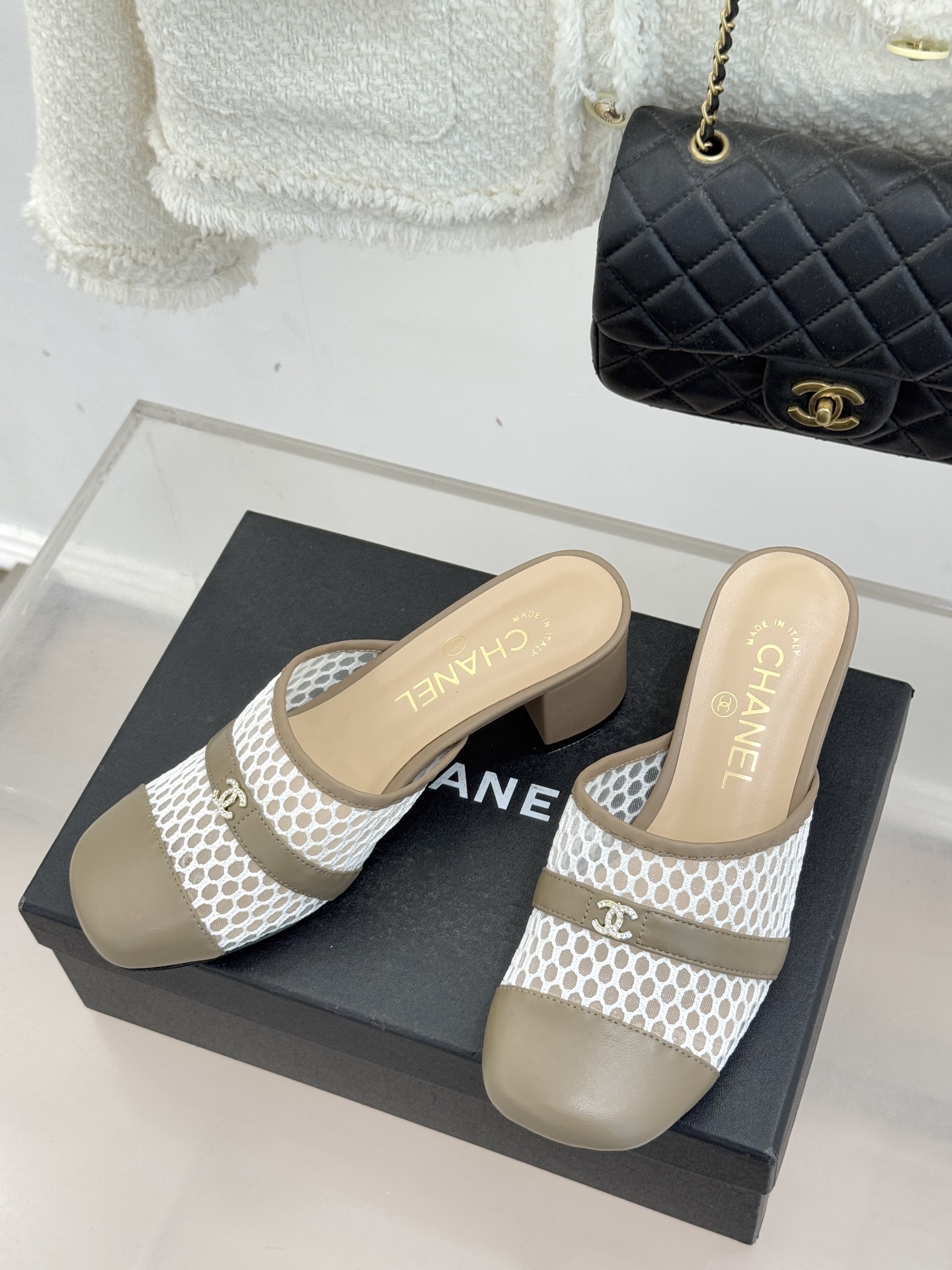 CHANE* ｜小香经典双C网面拼皮包头粗跟拖鞋这双拖鞋以轻盈美学重塑慵懒格调网面与细腻皮革精妙拼接包头