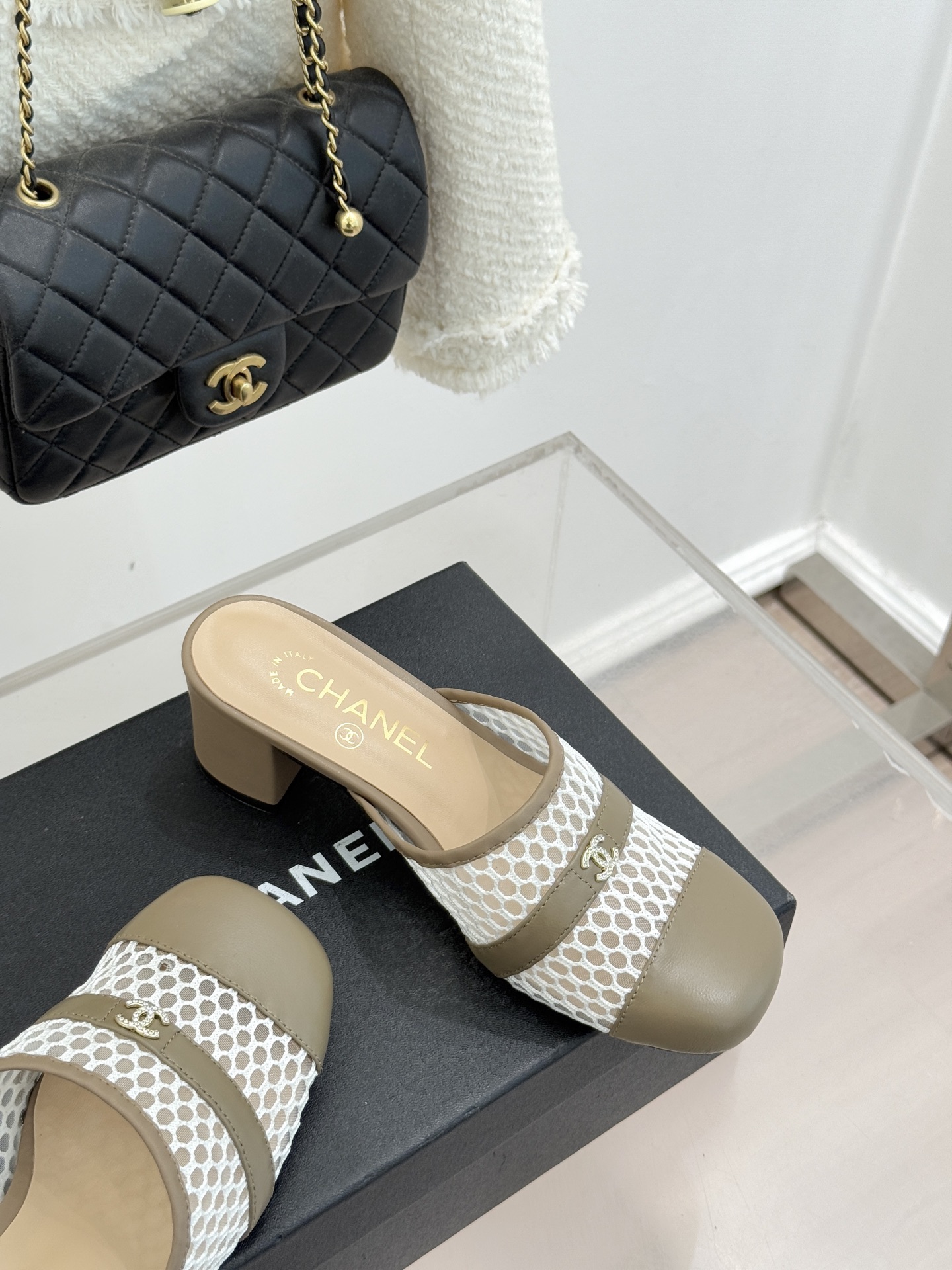 CHANE* ｜小香经典双C网面拼皮包头粗跟拖鞋这双拖鞋以轻盈美学重塑慵懒格调网面与细腻皮革精妙拼接包头