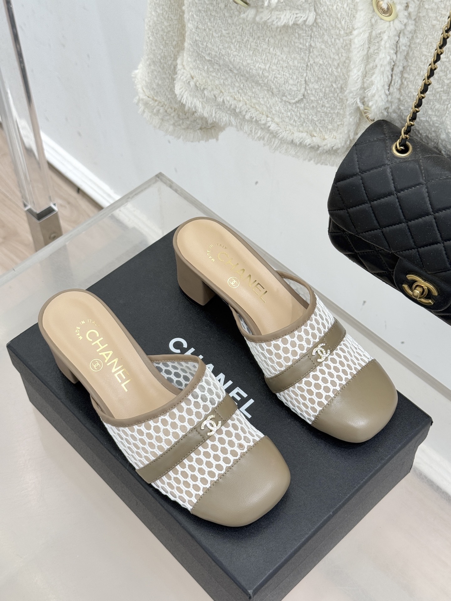 CHANE* ｜小香经典双C网面拼皮包头粗跟拖鞋这双拖鞋以轻盈美学重塑慵懒格调网面与细腻皮革精妙拼接包头